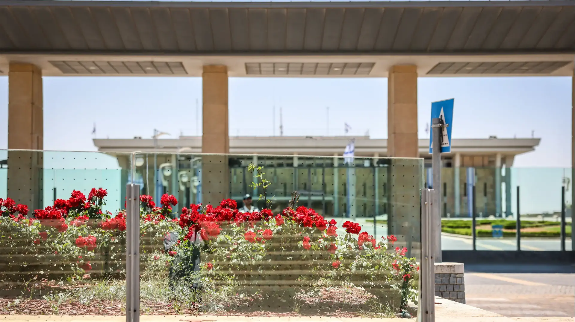 כדי להגן על אלפי הציפורים שחיות בקרבת הכנסת הותקנו על 130 המחיצות השקופות של גדר המשכן מדבקות ייעודיות במטרה למנוע התנגשות ציפורים כדי להגן על אלפי הציפורים שחיות בקרבת הכנסת הותקנו על 130 המחיצות השקופות של גדר המשכן מדבקות ייעודיות במטרה למנוע התנגשות ציפורים