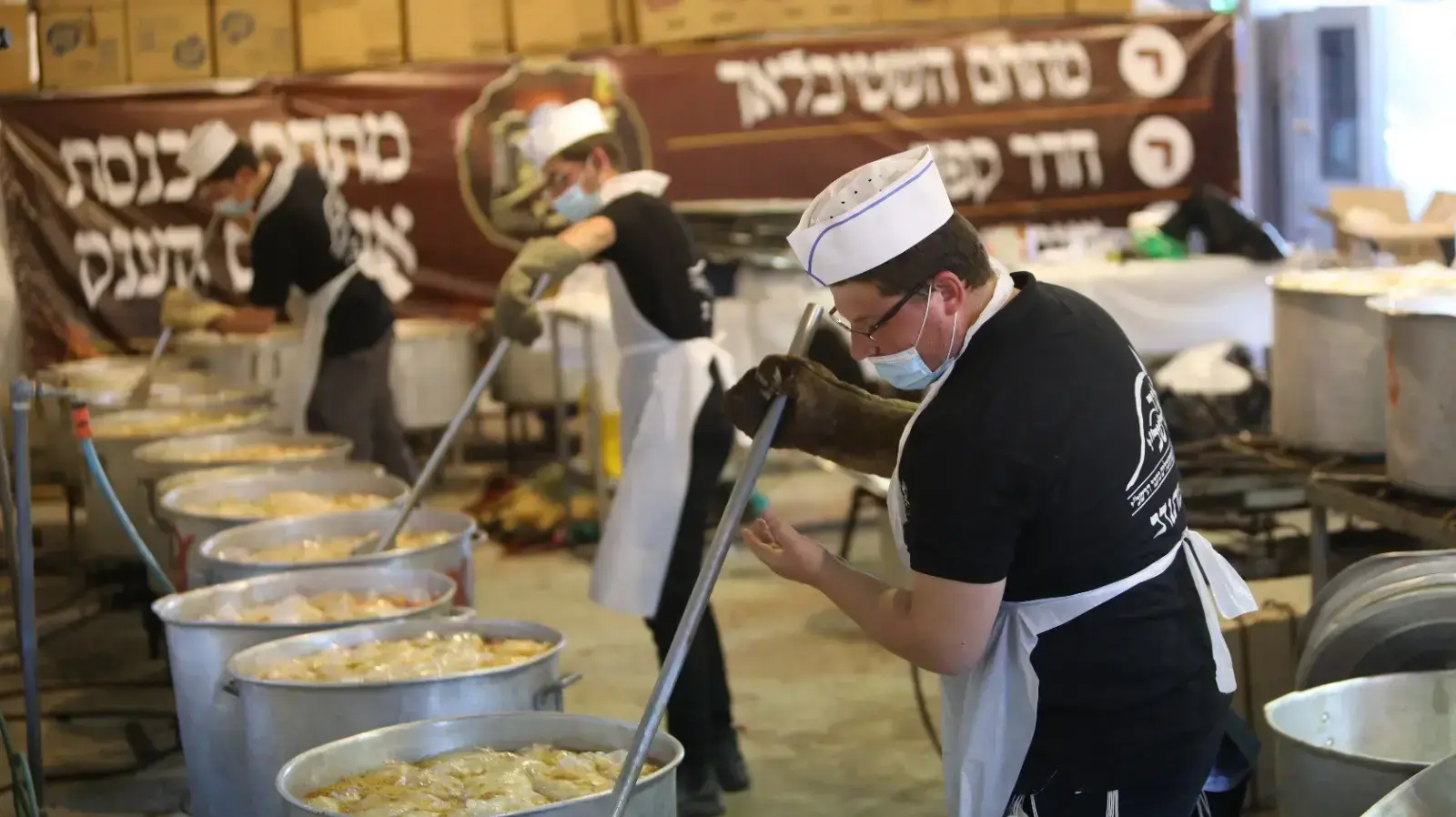 ההכנות באוהל הכנסת אורחים לקראת הילולה במירון 18 במאי 2022 ההכנות באוהל הכנסת אורחים לקראת הילולה במירון 18 במאי 2022