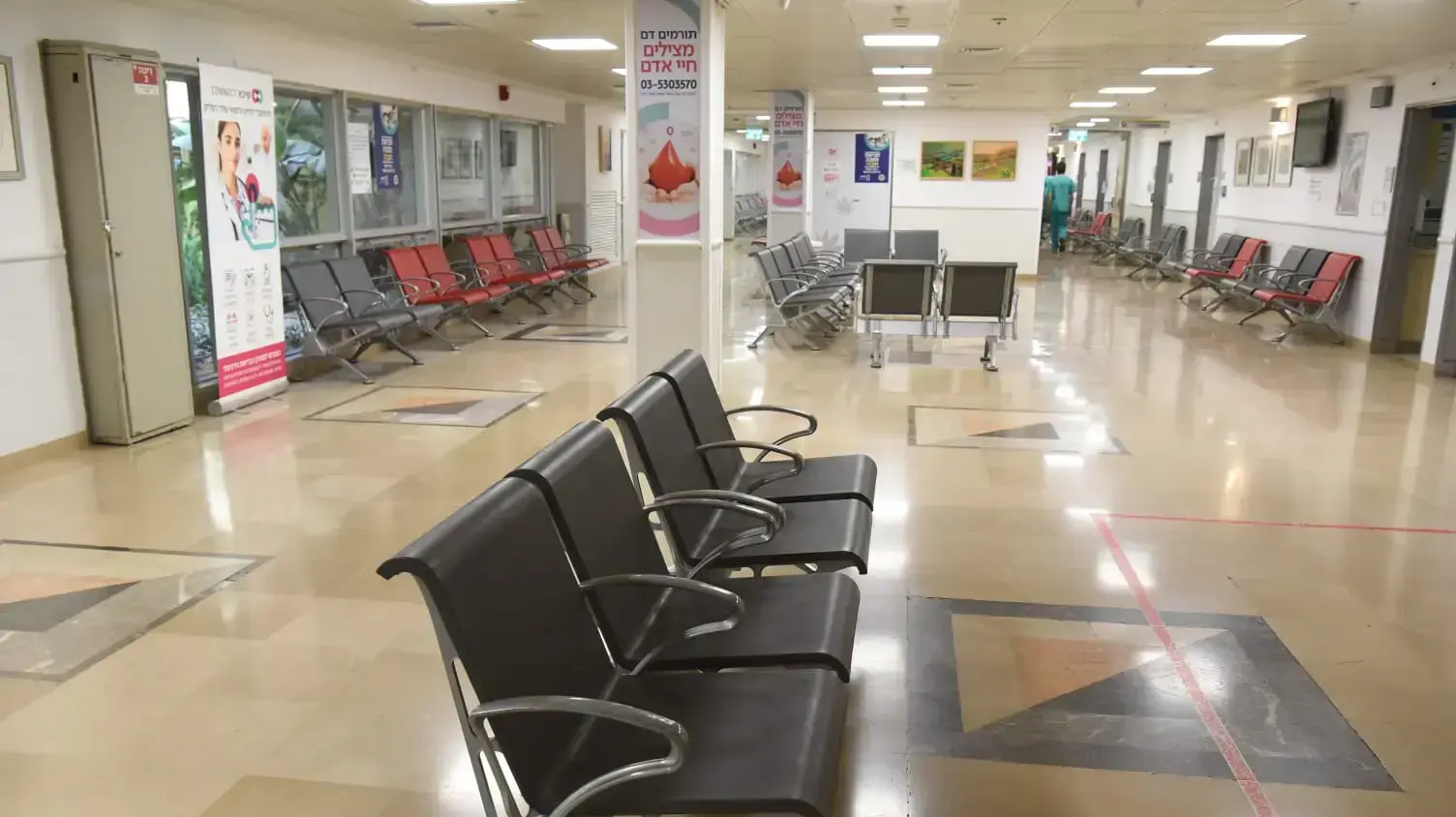 חדר המתנה ריק בבית חולים שיבא תל השומר,19 במאי 2022 חדר המתנה ריק בבית חולים שיבא תל השומר,19 במאי 2022