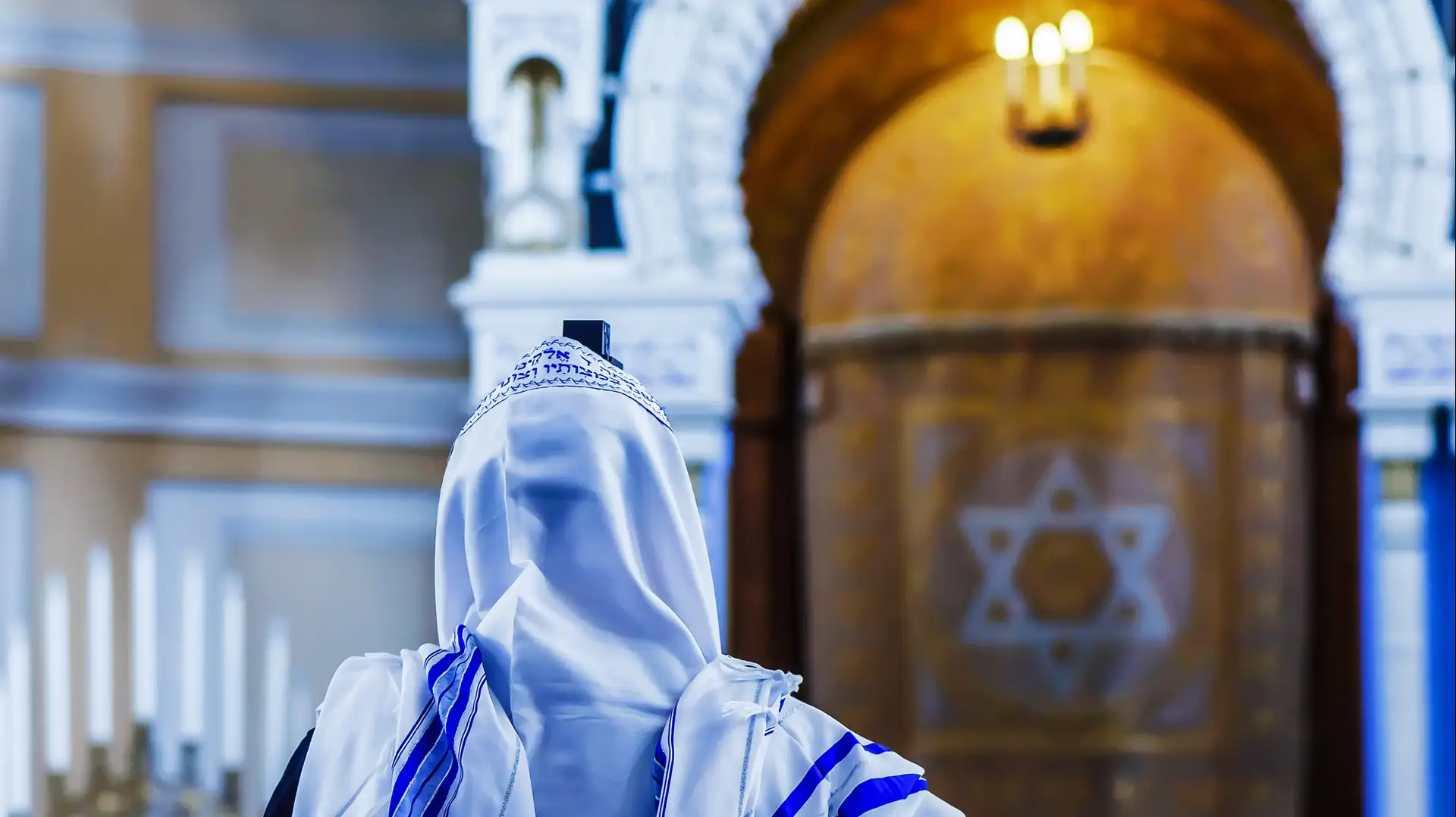 יהודי מתפלל בבית כנסת
