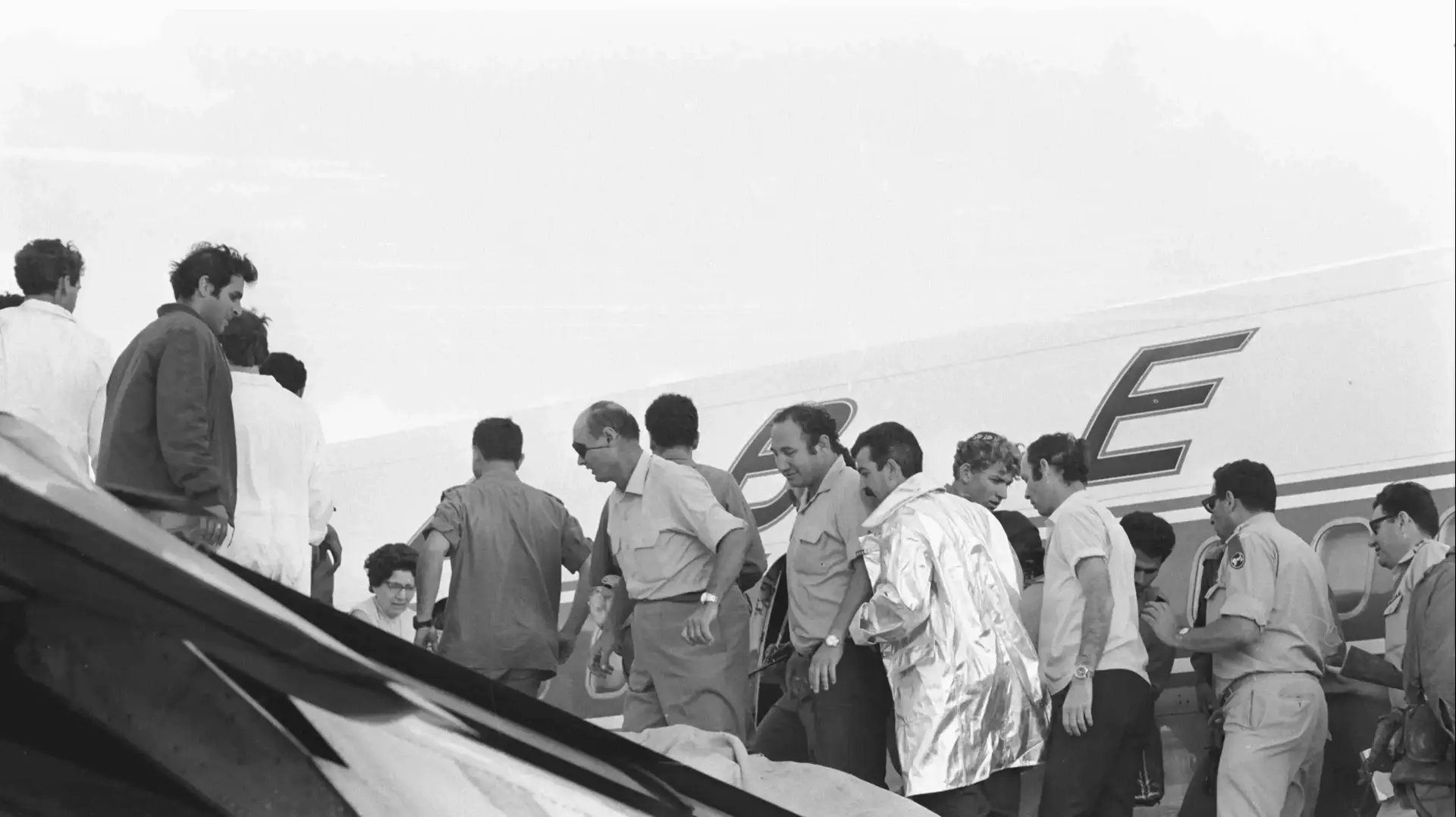 סיירת מטכ"ל עם סרבלים לאחר ההשתלטות, משה דיין עולה למטוס החטוף, מפקדים בכירים סיירת מטכ"ל עם סרבלים לאחר ההשתלטות, משה דיין עולה למטוס החטוף, מפקדים בכירים