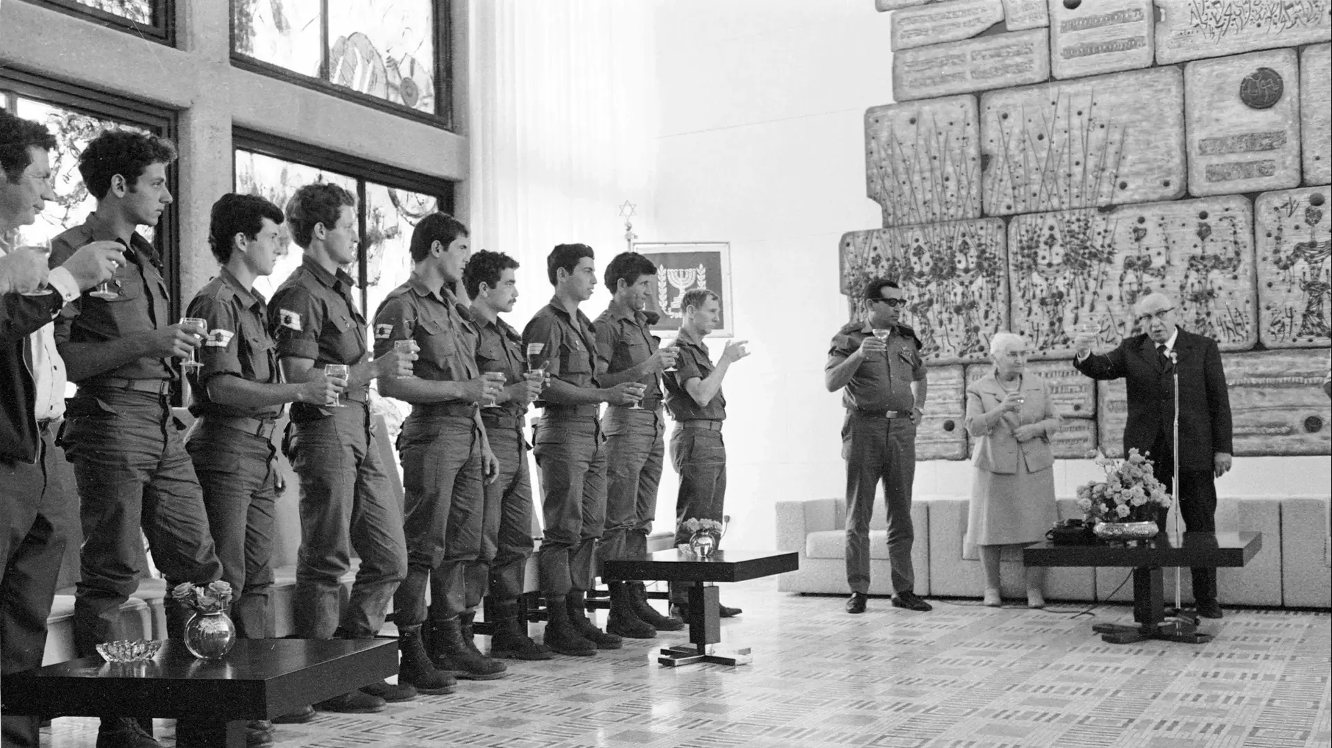 טקס בבית הנשיא זלמן שזר למשתתפי המבצע. בין היתר: דדו, גנדי, אהוד ברק ובנימין נתניהו כשידו חבושה טקס בבית הנשיא זלמן שזר למשתתפי המבצע. בין היתר: דדו, גנדי, אהוד ברק ובנימין נתניהו כשידו חבושה