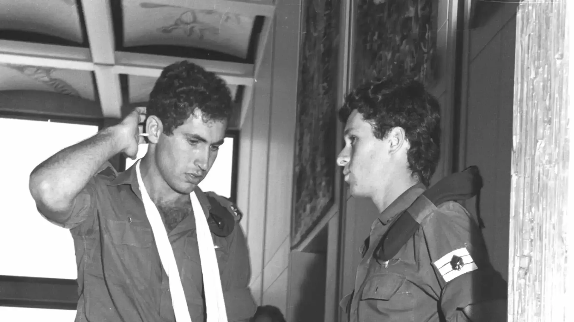 טקס בבית הנשיא זלמן שזר למשתתפי המבצע. בין היתר: דדו, גנדי, אהוד ברק ובנימין נתניהו כשידו חבושה טקס בבית הנשיא זלמן שזר למשתתפי המבצע. בין היתר: דדו, גנדי, אהוד ברק ובנימין נתניהו כשידו חבושה