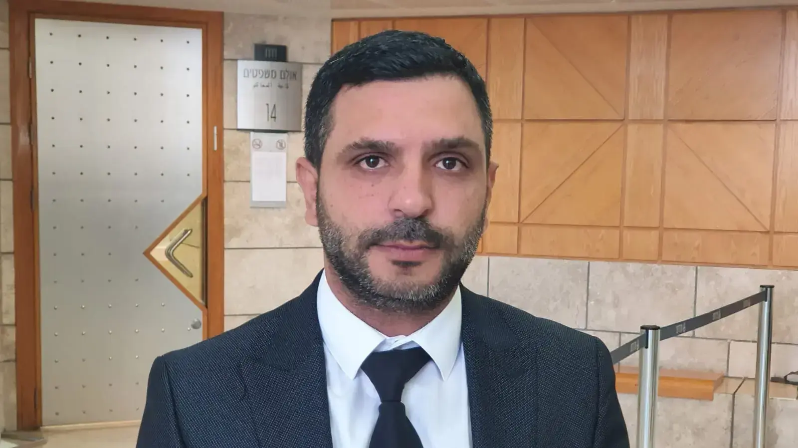 עו"ד חאלד מחאג'נה מייצג את מוחמד ערדה האסיר שברח בגזר דין לאסירים שנמלטו מכלא גלבוע בית משפט בנצרת, 22 במאי 2022 עו"ד חאלד מחאג'נה מייצג את מוחמד ערדה האסיר שברח בגזר דין לאסירים שנמלטו מכלא גלבוע בית משפט בנצרת, 22 במאי 2022
