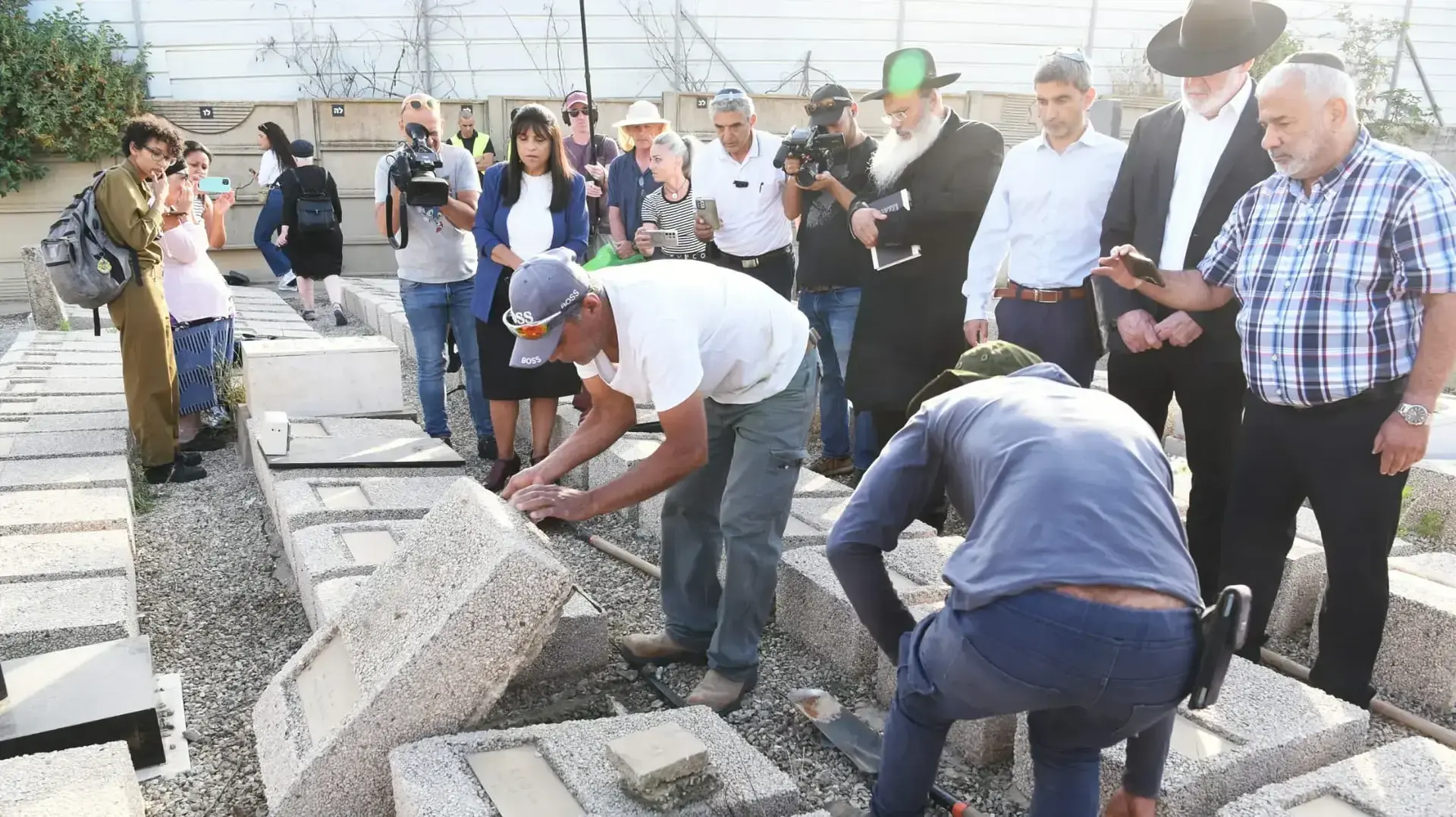 פתיחת קברו של עוזיאל חורי, בית העלמין סגולה, 23 במאי 2022 פתיחת קברו של עוזיאל חורי, בית העלמין סגולה, 23 במאי 2022