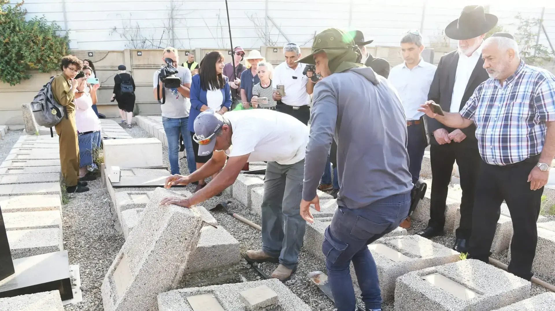 פתיחת קברו של עוזיאל חורי, בית העלמין סגולה, 23 במאי 2022