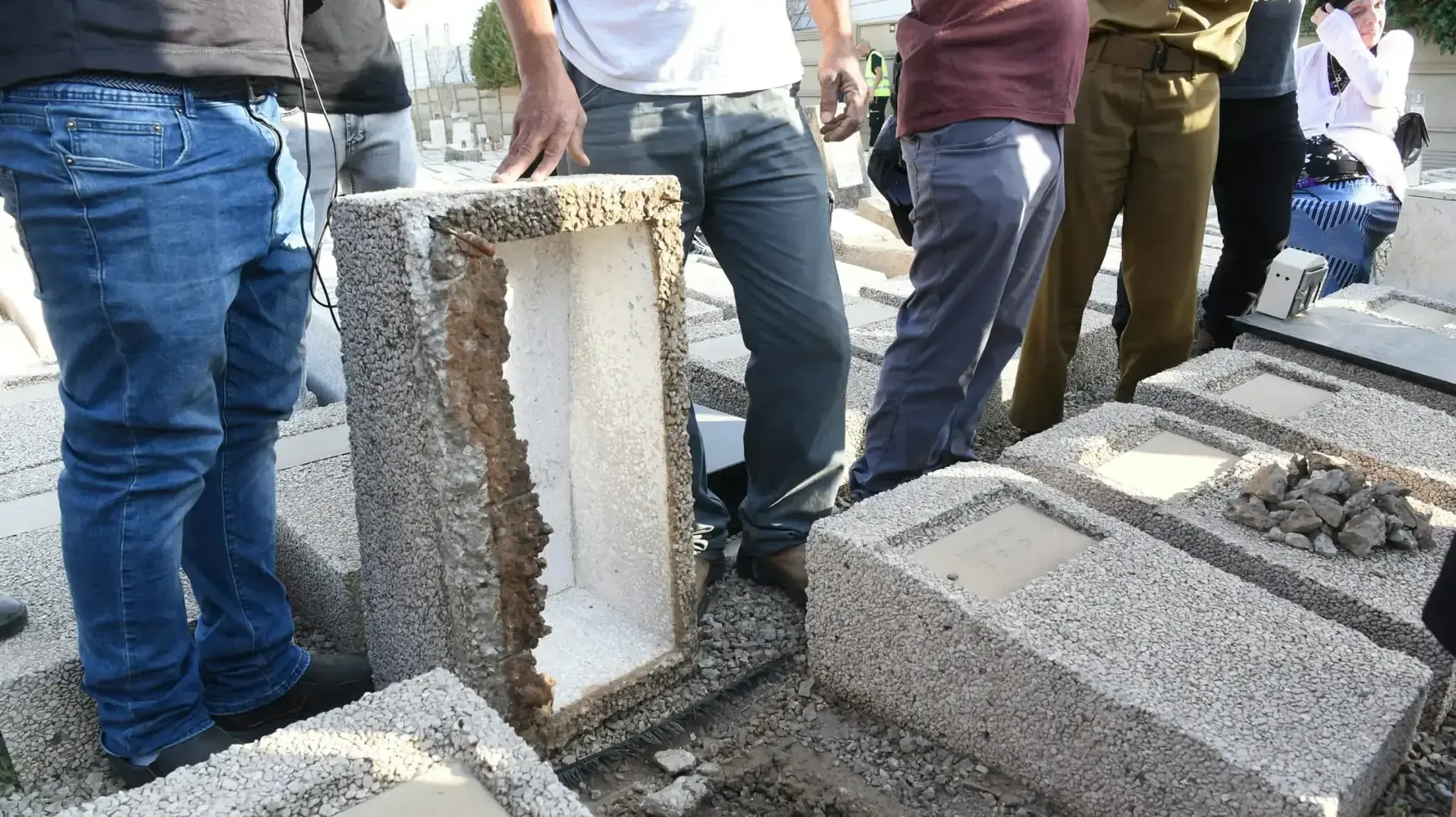 פתיחת קברו של עוזיאל חורי, בית העלמין סגולה, 23 במאי 2022 פתיחת קברו של עוזיאל חורי, בית העלמין סגולה, 23 במאי 2022