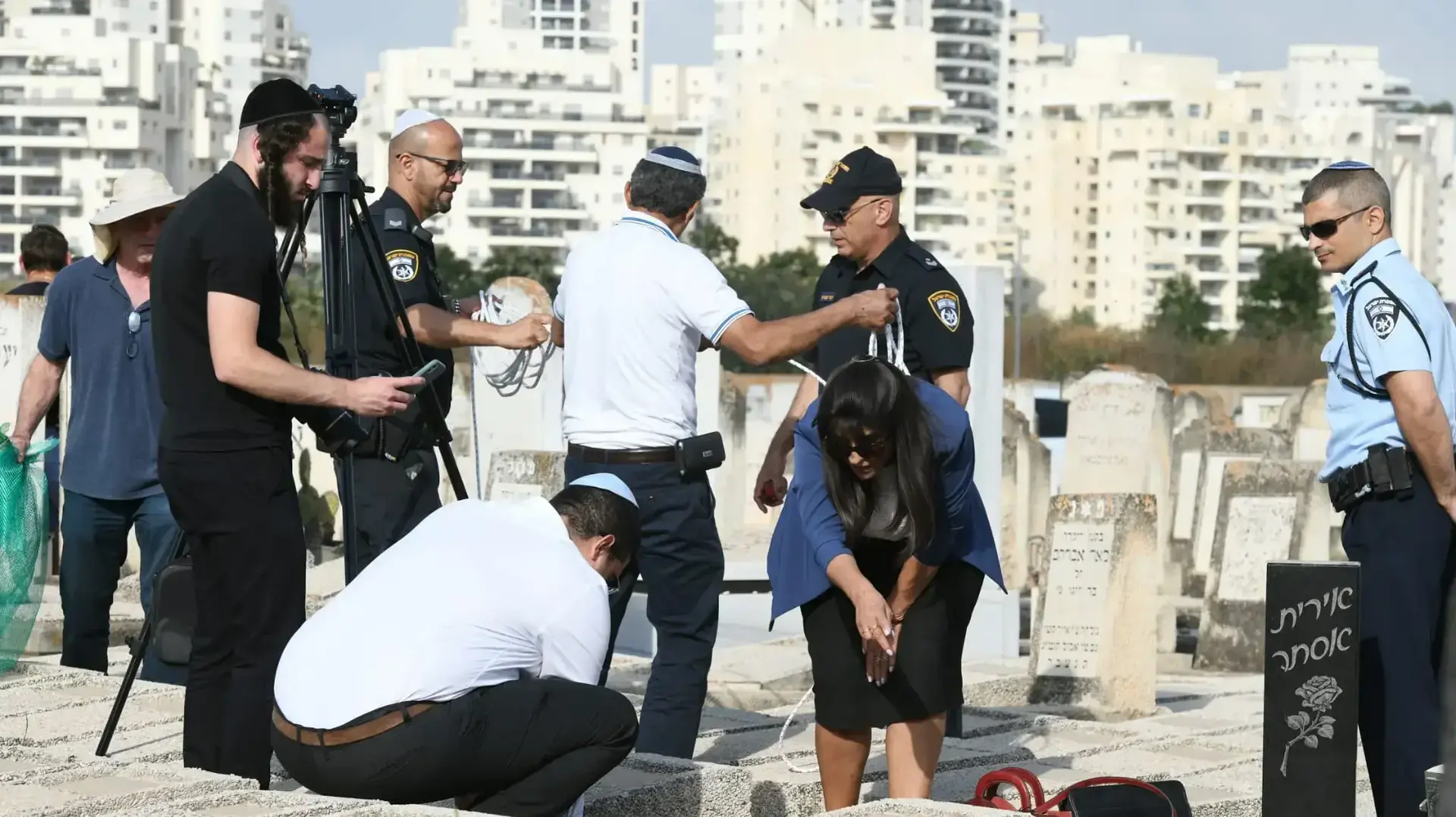 פתיחת קברו של עוזיאל חורי, בית העלמין סגולה, 23 במאי 2022 פתיחת קברו של עוזיאל חורי, בית העלמין סגולה, 23 במאי 2022