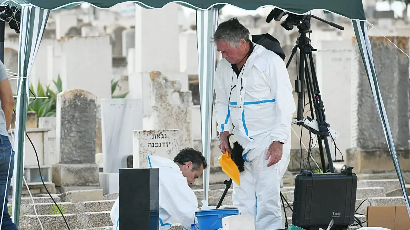 פתיחת קברו של עוזיאל חורי, בית העלמין סגולה, 23 במאי 2022 פתיחת קברו של עוזיאל חורי, בית העלמין סגולה, 23 במאי 2022