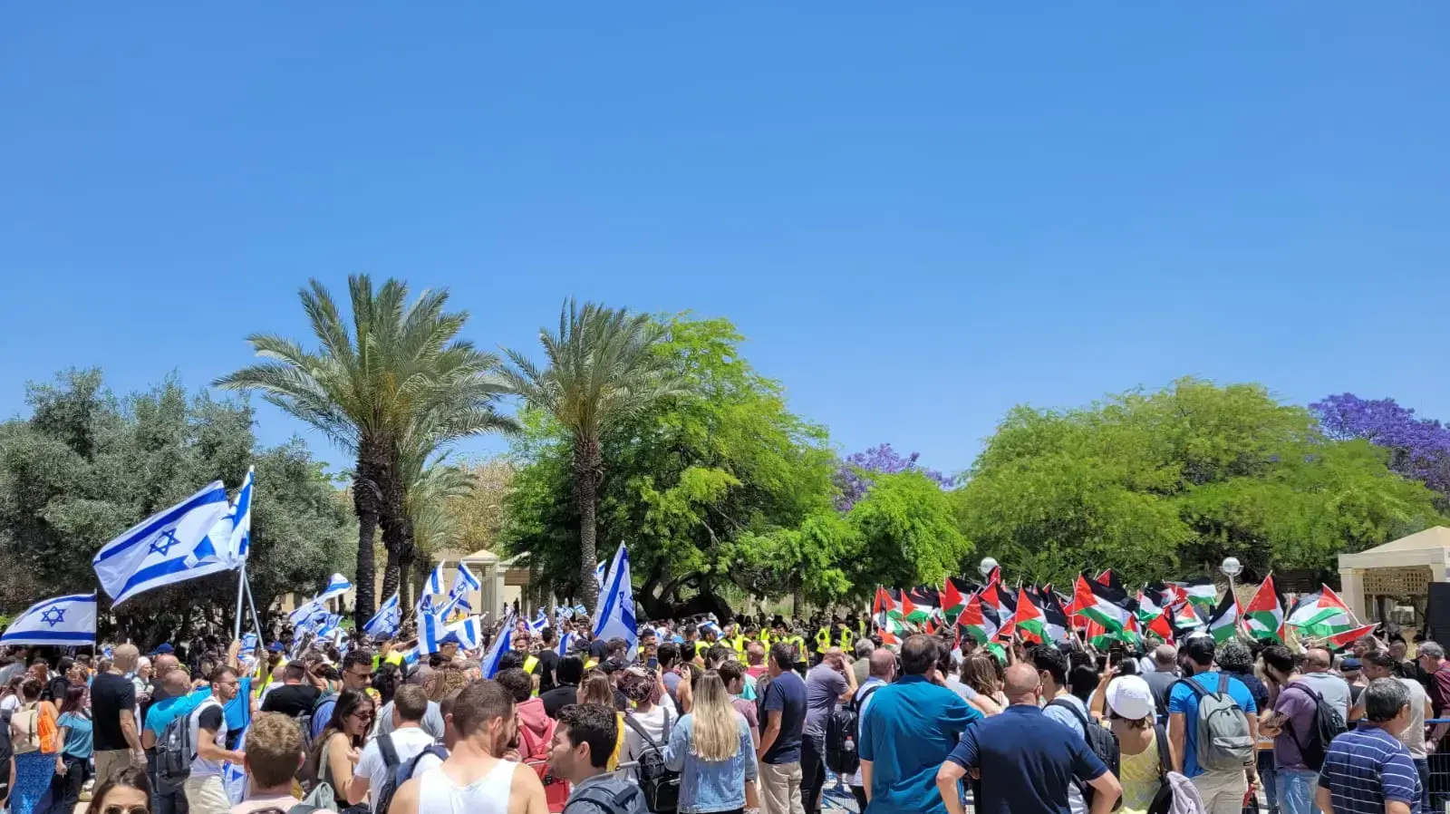 הפגנה ובה מונפים דגלי פלסטין וישראל, אוניברסיטת בן גוריון, באר שבע הפגנה ובה מונפים דגלי פלסטין וישראל, אוניברסיטת בן גוריון, באר שבע