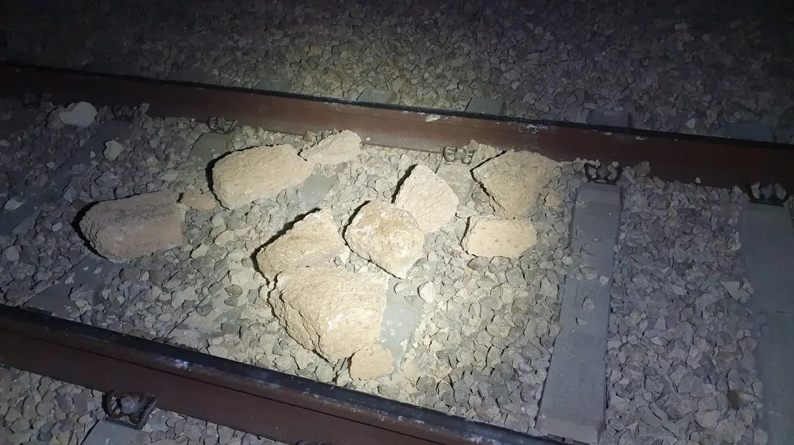 הנחת סלעים על מסילת רכבת סמוך לבאר שבע
הנחת סלעים על מסילת רכבת סמוך לבאר שבע