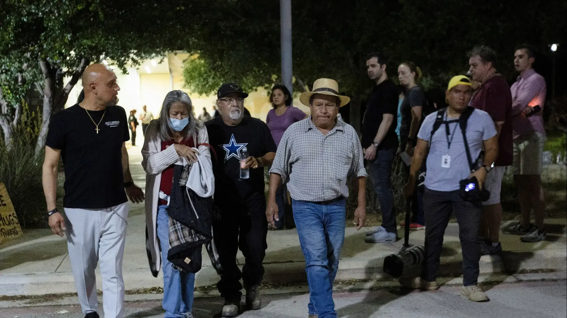מחוץ למתחם שאליו הועברו תלמידים מבית הספר היסודי לאחר הירי, טקסס, ארה"ב, 24 במאי 2022. מחוץ למתחם שאליו הועברו תלמידים מבית הספר היסודי לאחר הירי, טקסס, ארה"ב, 24 במאי 2022.