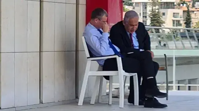 בנימין נתניהו ויריב לוין , במרפסת מזנון הח״כים בכנסת, 25 במאי 2022 בנימין נתניהו ויריב לוין , במרפסת מזנון הח״כים בכנסת, 25 במאי 2022