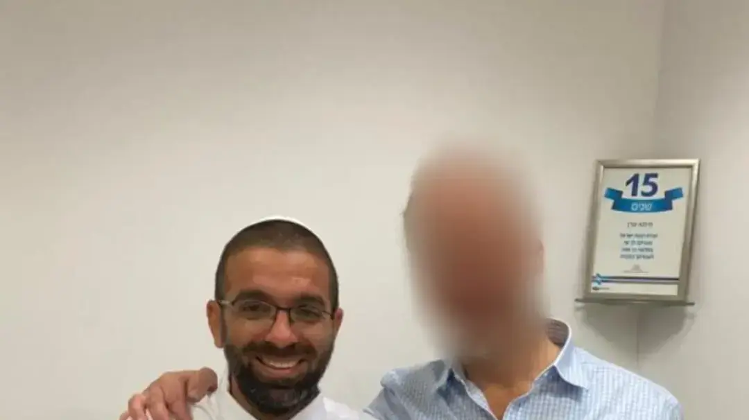 מנהל המשמרת בתחנת ירושלים יצחק נבון ערן פינטו (משמאל) משיב הבוקר (ראשון) את ההמחאה של מיליון שקלים לנציג הבנק, 29 במאי 2022 מנהל המשמרת בתחנת ירושלים יצחק נבון ערן פינטו (משמאל) משיב הבוקר (ראשון) את ההמחאה של מיליון שקלים לנציג הבנק, 29 במאי 2022