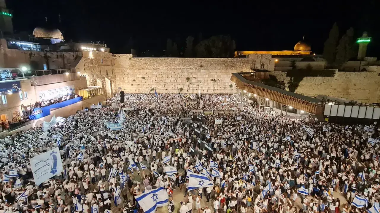 ריקוד הדגלים בכותל המערבי בירושלים. 29 במאי 2022 ריקוד הדגלים בכותל המערבי בירושלים. 29 במאי 2022