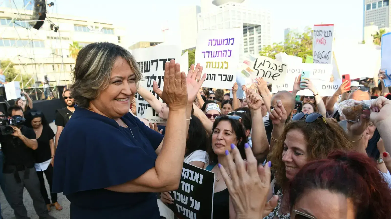 יפה בן דוד בהפגנת מורים ועובדי הוראה, רחבת מוזיאון תל אביב, 30 במאי 2022 יפה בן דוד בהפגנת מורים ועובדי הוראה, רחבת מוזיאון תל אביב, 30 במאי 2022