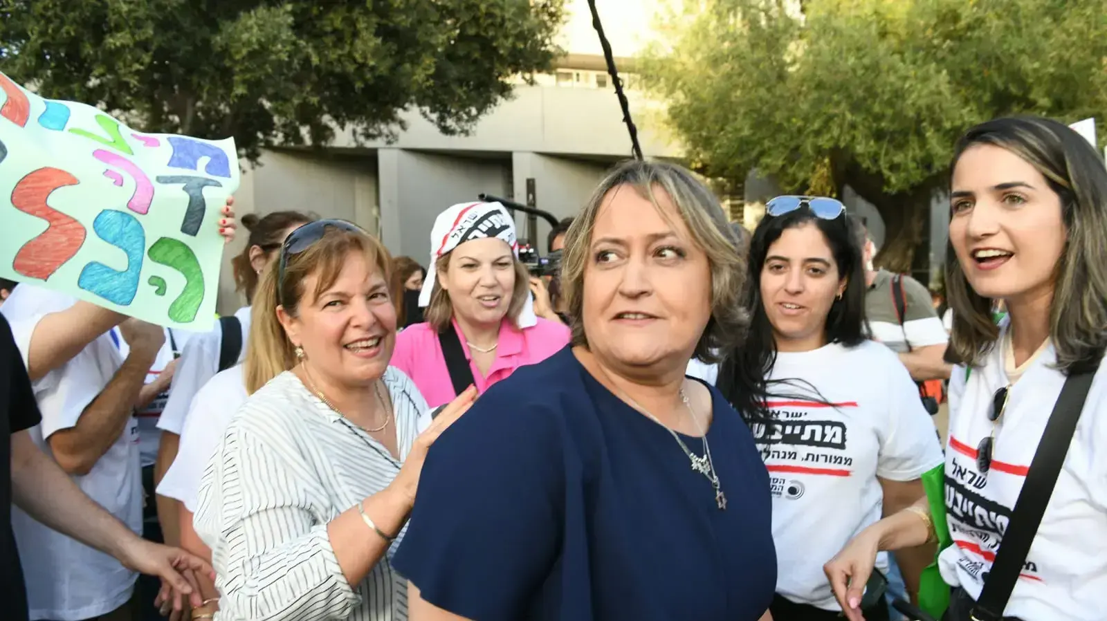 יפה בן דוד בהפגנת מורים ועובדי הוראה, רחבת מוזיאון תל אביב, 30 במאי 2022 יפה בן דוד בהפגנת מורים ועובדי הוראה, רחבת מוזיאון תל אביב, 30 במאי 2022