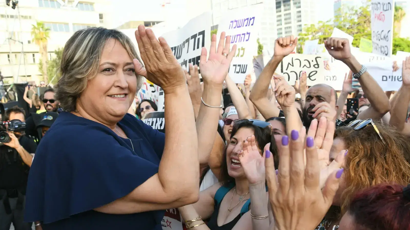 יפה בן דוד בהפגנת מורים ועובדי הוראה, רחבת מוזיאון תל אביב, 30 במאי 2022 יפה בן דוד בהפגנת מורים ועובדי הוראה, רחבת מוזיאון תל אביב, 30 במאי 2022