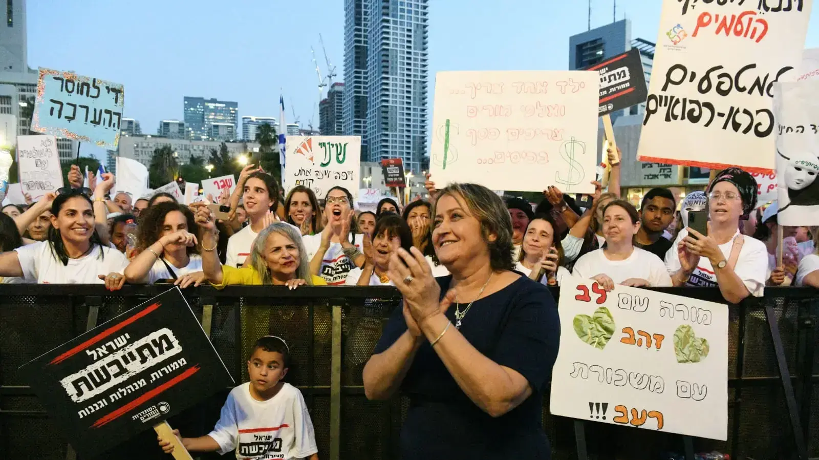 יפה בן דוד בהפגנת מורים ועובדי הוראה, רחבת מוזיאון תל אביב, 30 במאי 2022 יפה בן דוד בהפגנת מורים ועובדי הוראה, רחבת מוזיאון תל אביב, 30 במאי 2022