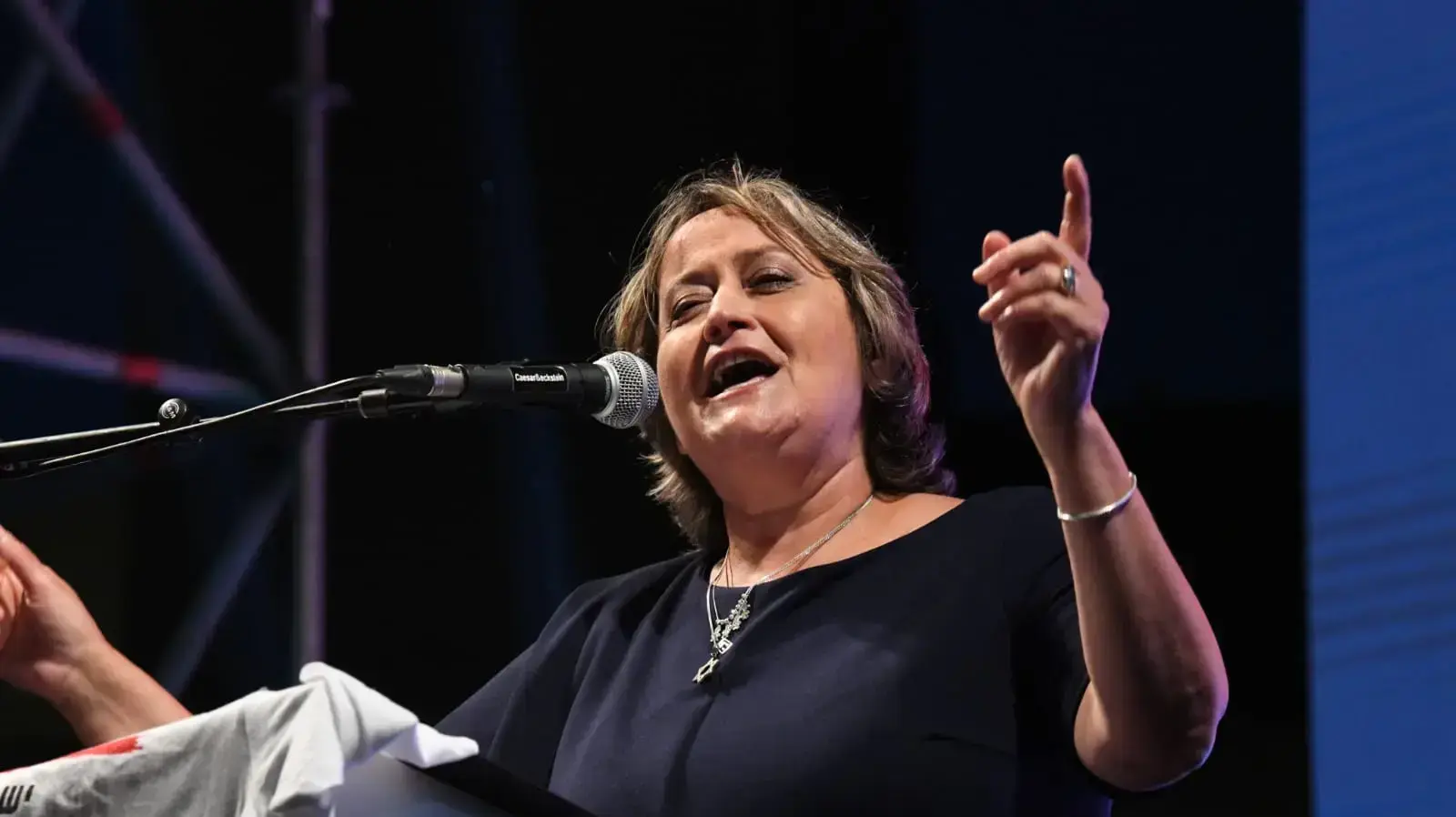 יפה בן דוד בהפגנת מורים ועובדי הוראה, רחבת מוזיאון תל אביב, 30 במאי 2022 יפה בן דוד בהפגנת מורים ועובדי הוראה, רחבת מוזיאון תל אביב, 30 במאי 2022