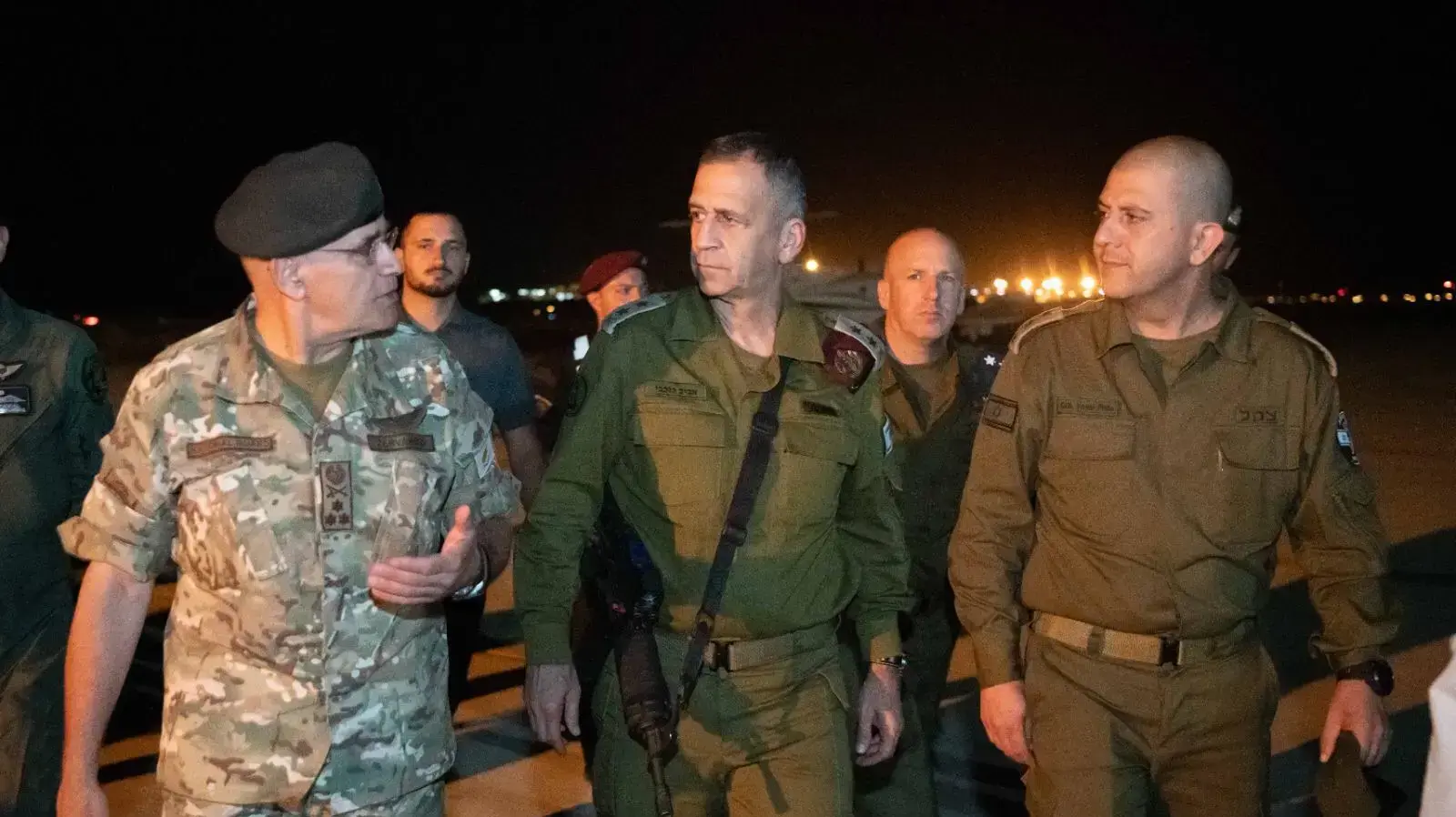 הרמטכ״ל, רב-אלוף אביב כוכבי, נחת בקפריסין לביקור במסגרת תרגיל ״מעבר לאופק״ כחלק מחודש המלחמה של צה״ל והתקבל על ידי
רמטכ״ל קפריסין, רב-אלוף דימוקריטוס זרוויקיס הרמטכ״ל, רב-אלוף אביב כוכבי, נחת בקפריסין לביקור במסגרת תרגיל ״מעבר לאופק״ כחלק מחודש המלחמה של צה״ל והתקבל על ידי
רמטכ״ל קפריסין, רב-אלוף דימוקריטוס זרוויקיס