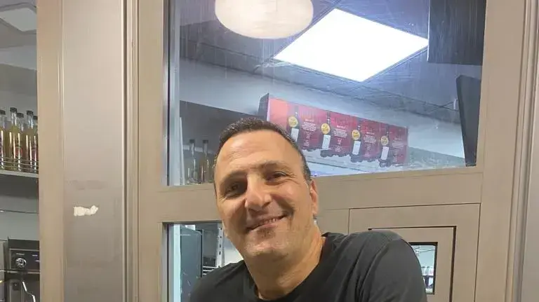 יהודה בהפסקת קפה בתחנת הדלק קרליבך יהודה בהפסקת קפה בתחנת הדלק קרליבך