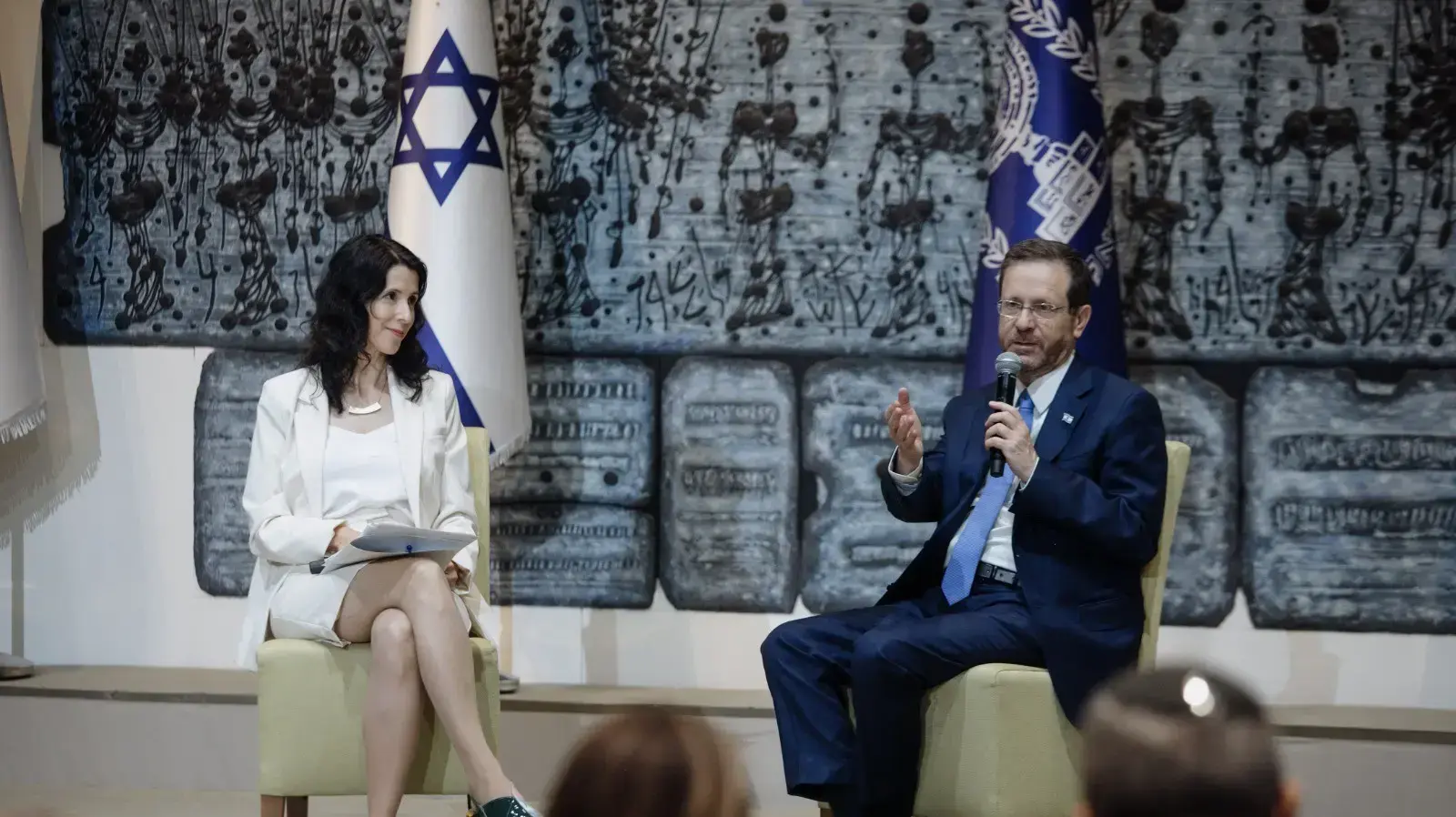 נשיא המדינה יצחק הרצוג ומנכ''לית "שערים - מגשימים יהדות ישראלית", רות קבסה אברמזון, באירוע השקת מיזם ''המכון הלאומי לשבת, חברה וכלכלה'' בבית הנשיא, 30 במאי 2022