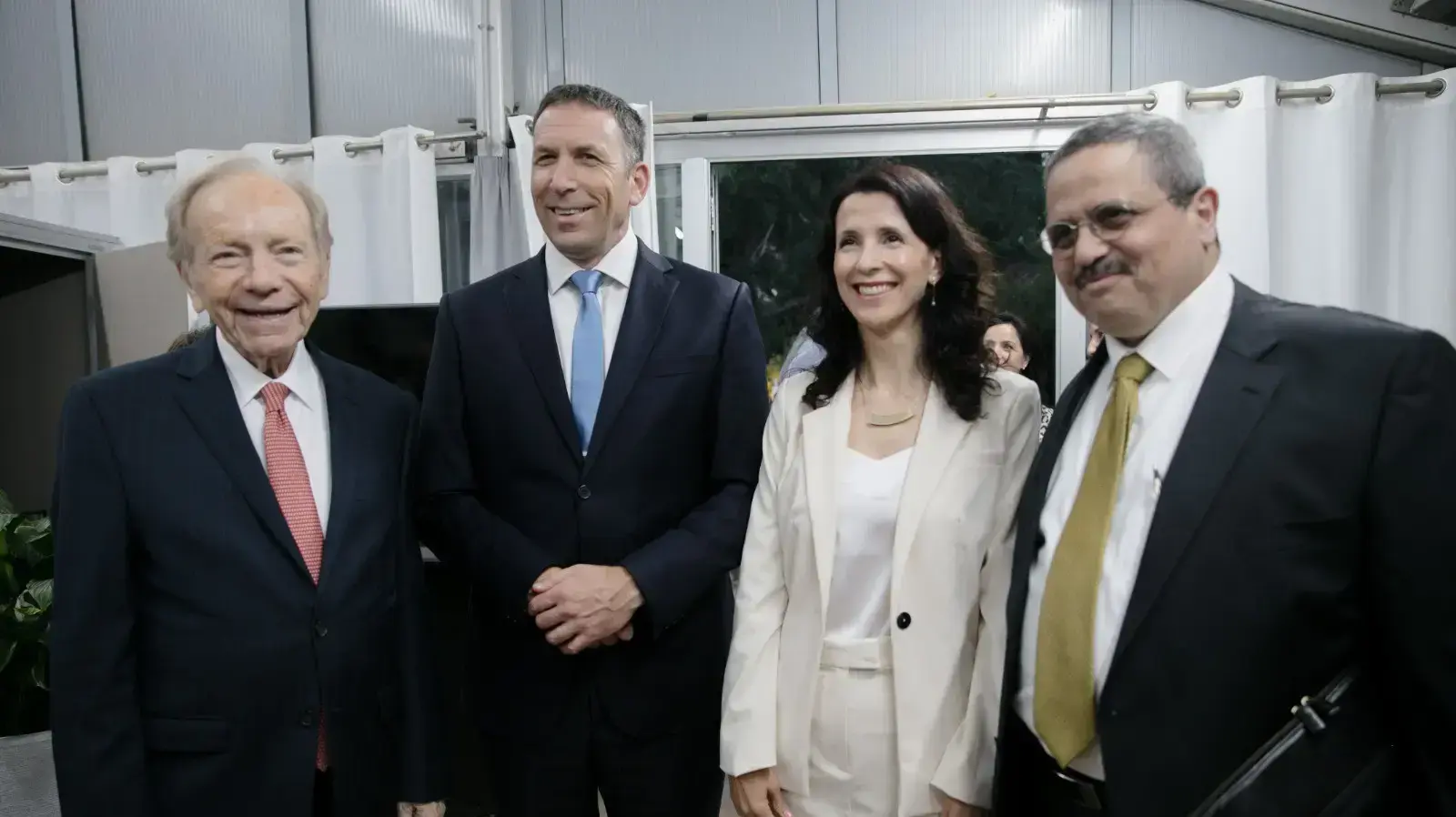 אירוע השקת מיזם ''המכון הלאומי לשבת, חברה וכלכלה'' בבית הנשיא, 30 במאי 2022
משמאל: הסנטור ג'ו ליברמן, יו''ר המועצה הציבורית של המכון, סגן שר הדתות ח"כ מתן כהנא, מנכ''לית המכון, רות קבסה אברמזון ויו״ר עמותת 'שערים' המפכ''ל לשעבר רוני אלשיך אירוע השקת מיזם ''המכון הלאומי לשבת, חברה וכלכלה'' בבית הנשיא, 30 במאי 2022
משמאל: הסנטור ג'ו ליברמן, יו''ר המועצה הציבורית של המכון, סגן שר הדתות ח"כ מתן כהנא, מנכ''לית המכון, רות קבסה אברמזון ויו״ר עמותת 'שערים' המפכ''ל לשעבר רוני אלשיך