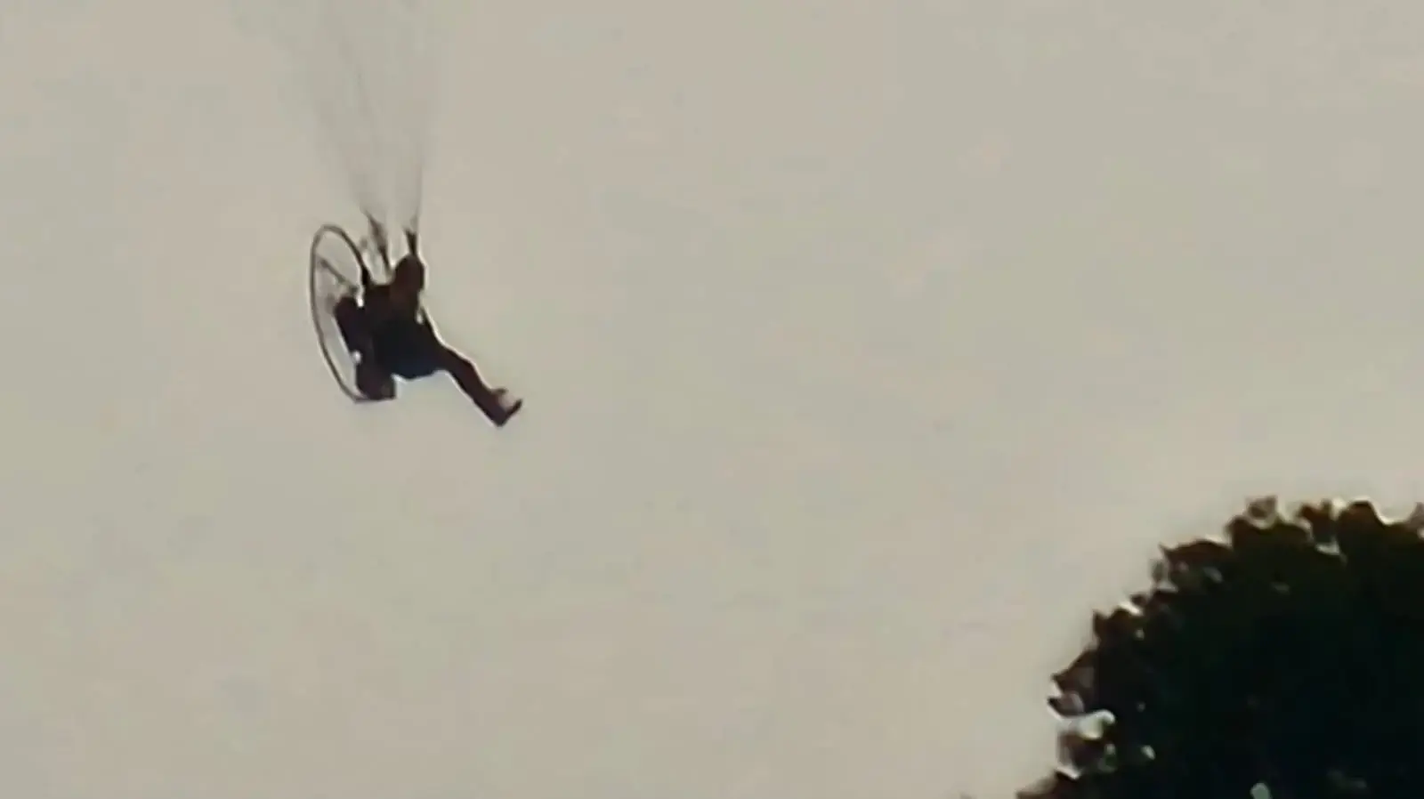 תיעוד מהצנחן עם הרחפת כמה דקות לפני שנפל ומותו נקבע תיעוד מהצנחן עם הרחפת כמה דקות לפני שנפל ומותו נקבע