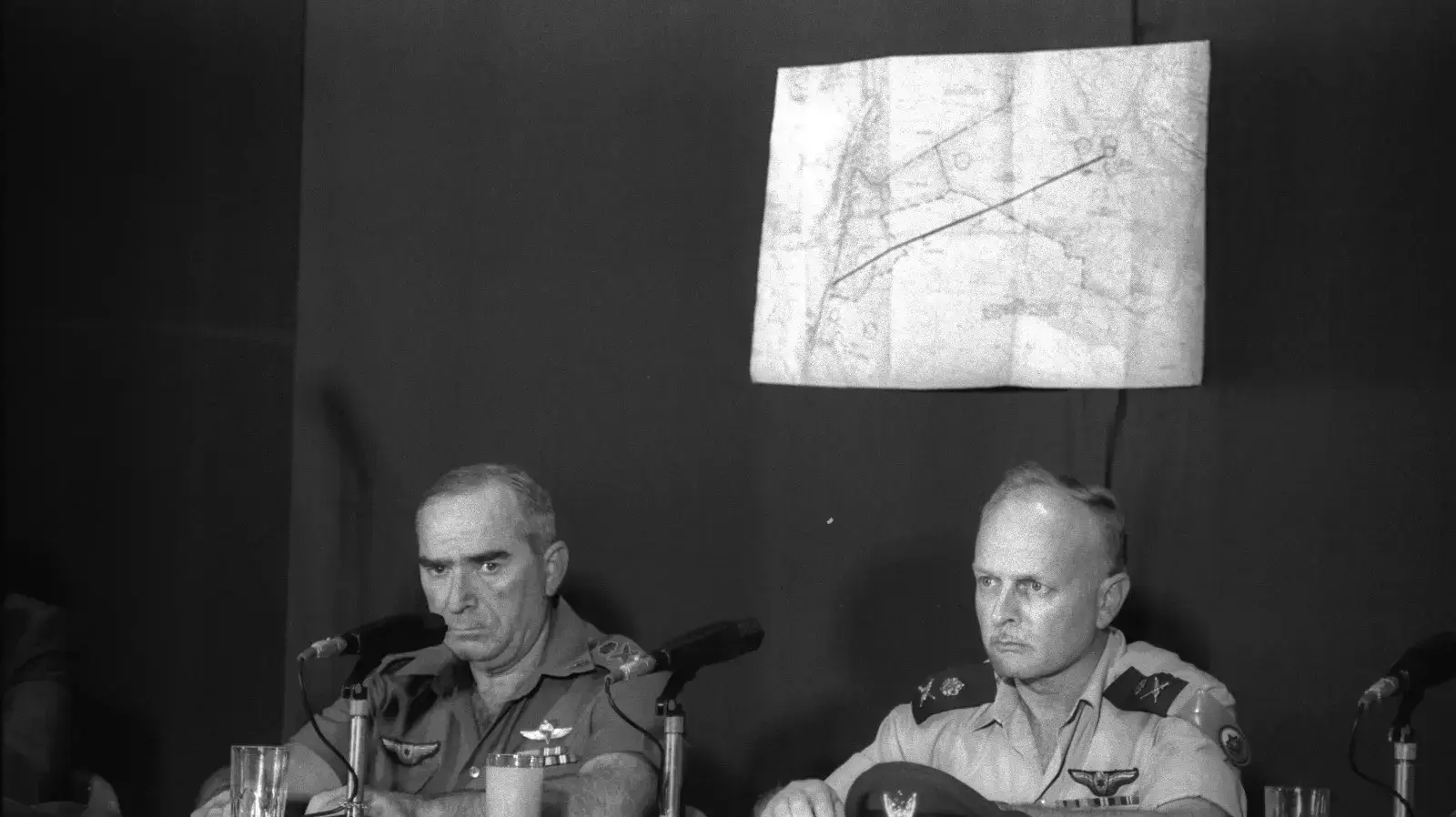 הרמטכ"ל רפאל איתן רפול ומפקד חיל האוויר בזמן מלחמת לבנון הראשונה הרמטכ"ל רפאל איתן רפול ומפקד חיל האוויר בזמן מלחמת לבנון הראשונה