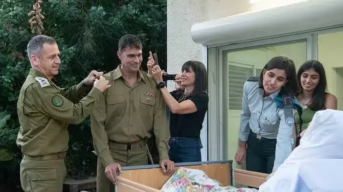 יגר אברך מקבל דרגות אלוף משנה מאביב כוכבי, ליד מיטתו של אביב, יהונתן אברך, 1 ביוני 2022 יגר אברך מקבל דרגות אלוף משנה מאביב כוכבי, ליד מיטתו של אביב, יהונתן אברך, 1 ביוני 2022