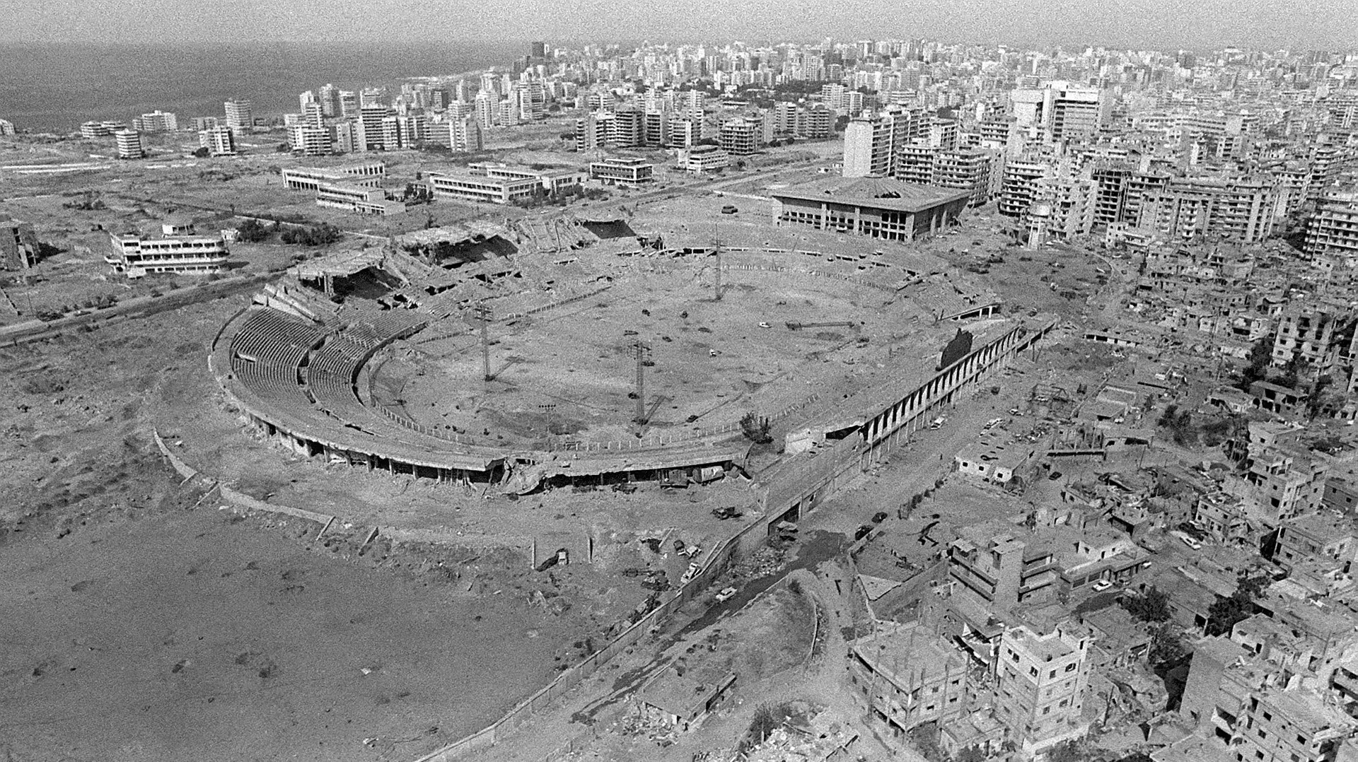 האצטדיון בביירות ששימש מצבור תחמושת לאש"ף לאחר שהופצץ על ידי חיל האוויר הישראלי
