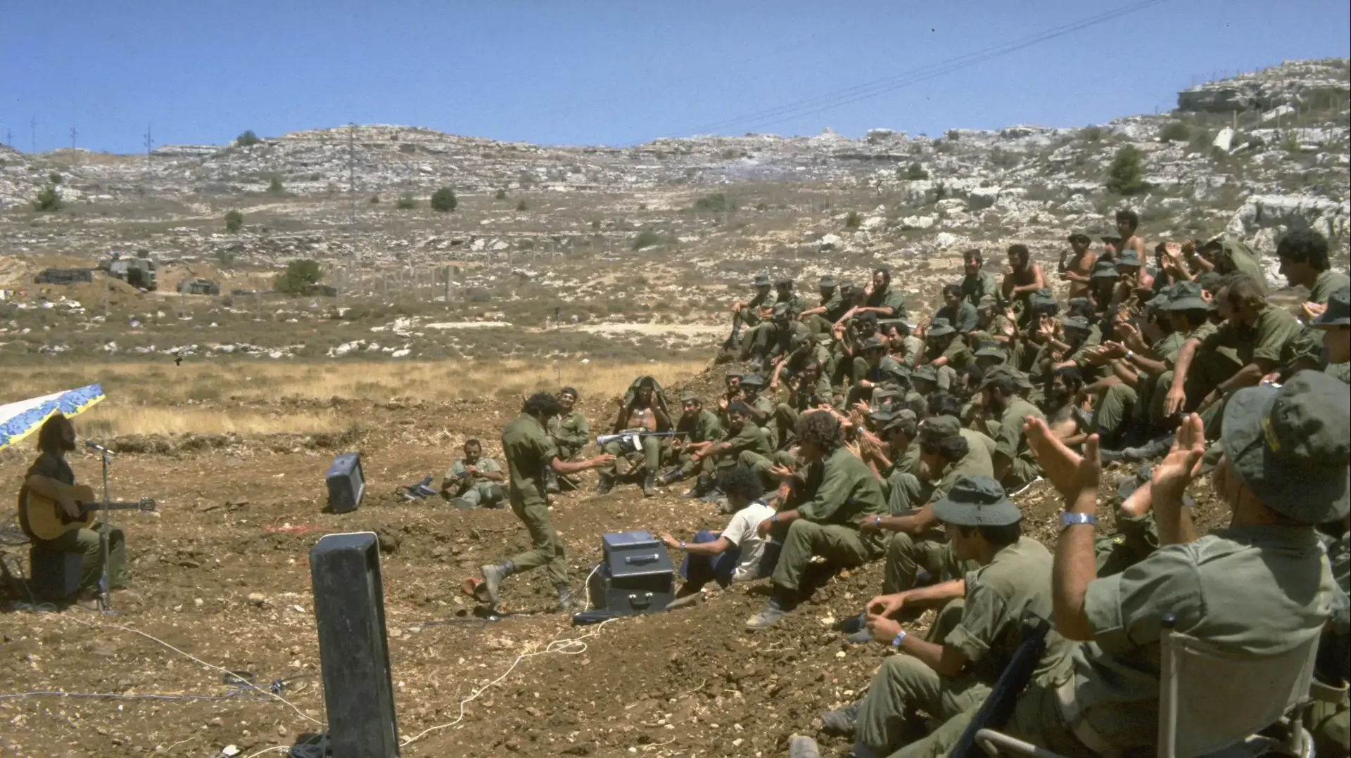חיילי צוותי תותחים מתנייעים 155 מ"מ נהנים מהופעת בידור במהלך הפוגה בפעילותם באזור העיר ביירות, בלבנון