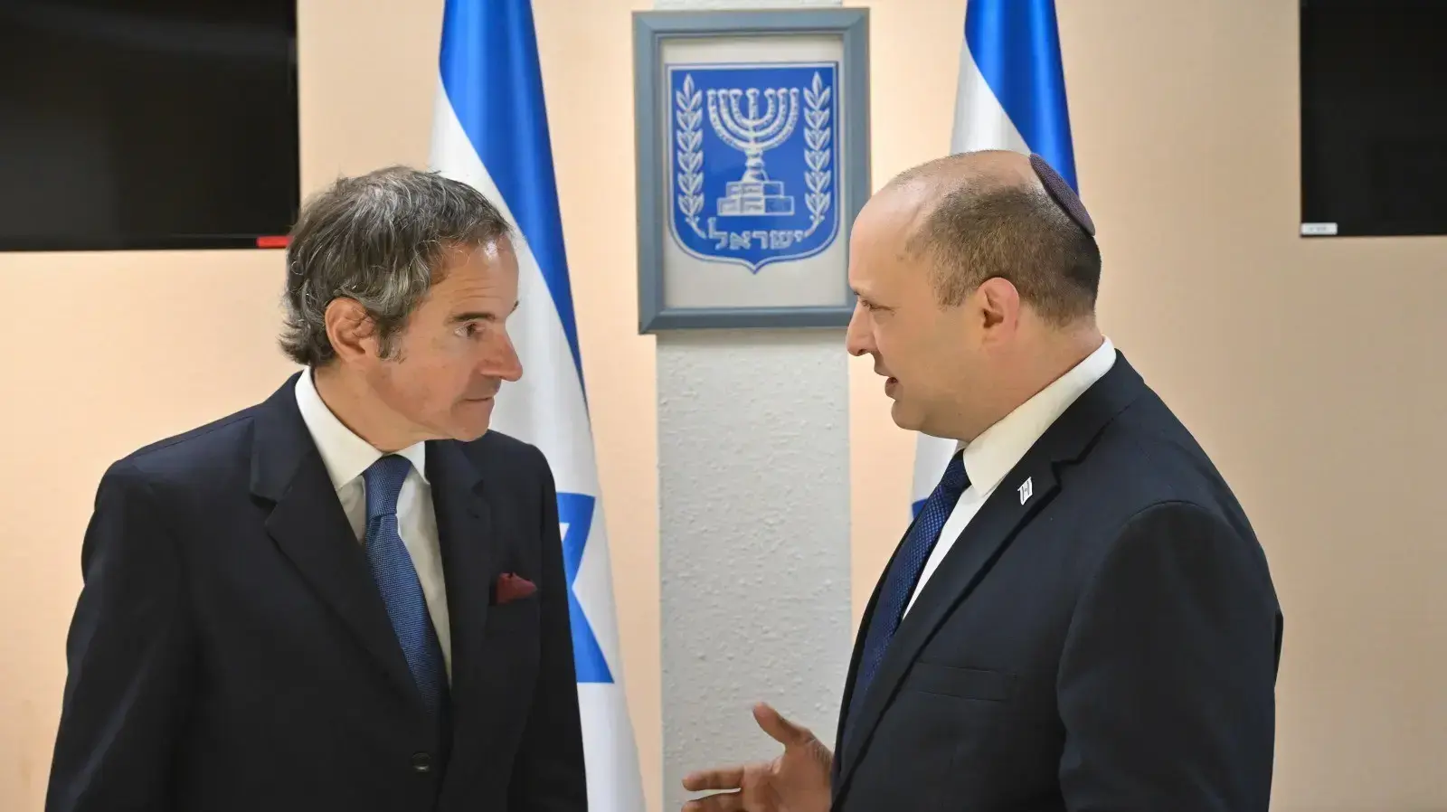 פגישת ראש הממשלה נפתלי בנט נפגש עם מנכ"ל הסוכנות הבילאומית לאנרגיה אטומית (סבא"א) ד"ר רפאל גרוס בביקר שנערך בישראל בנושא הגרעין האיראני. 3 ביוני 2022 פגישת ראש הממשלה נפתלי בנט נפגש עם מנכ"ל הסוכנות הבילאומית לאנרגיה אטומית (סבא"א) ד"ר רפאל גרוס בביקר שנערך בישראל בנושא הגרעין האיראני. 3 ביוני 2022