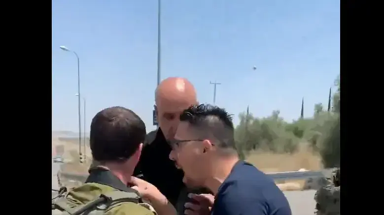 פלסטינים נצמדים ומאיימים על קצין צה"ל, 3 ביוני 2022 פלסטינים נצמדים ומאיימים על קצין צה"ל, 3 ביוני 2022