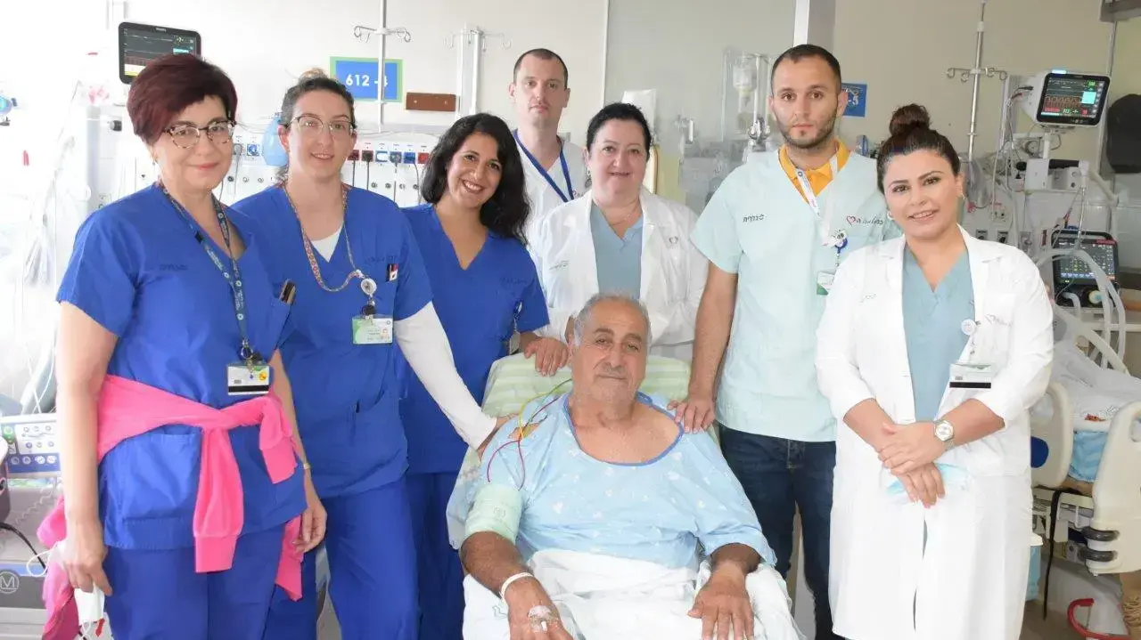 משה כהן בבית החולים עם הצוות הרפואי
משה כהן בבית החולים עם הצוות הרפואי