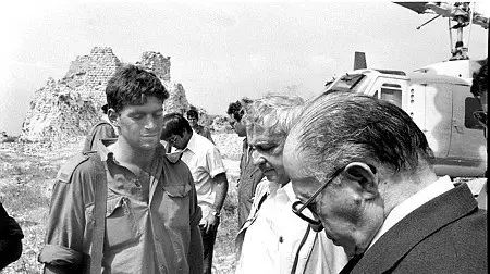 סג"מ תמיר מסד (משמאל) משוחח על הקרב במחבלים על הבופור, עם ראש הממשלה מנחם בגין (מימין) ושר הביטחון אריאל שרון (במרכז) | ארבעים שנה למלחמת למבצע "שלום הגליל" סג"מ תמיר מסד (משמאל) משוחח על הקרב במחבלים על הבופור, עם ראש הממשלה מנחם בגין (מימין) ושר הביטחון אריאל שרון (במרכז) | ארבעים שנה למלחמת למבצע "שלום הגליל"