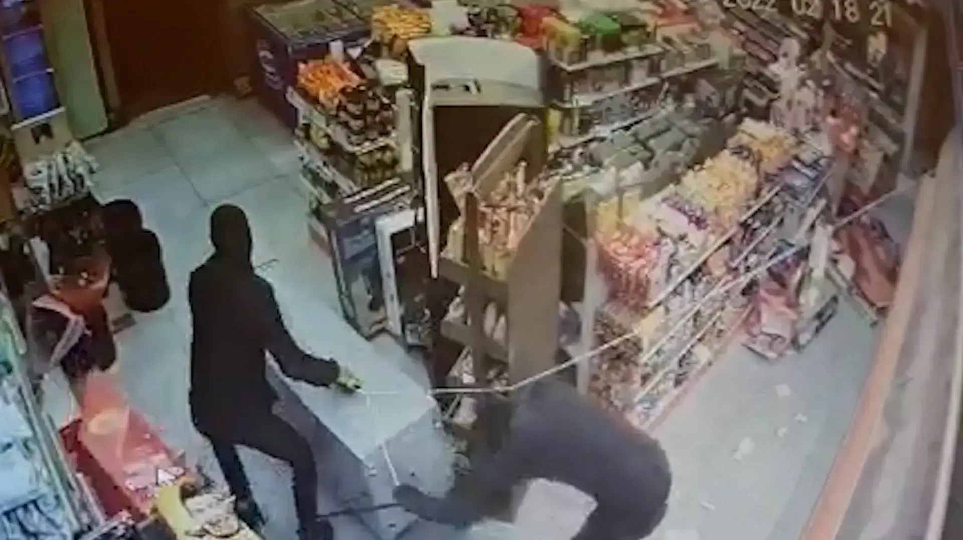 בפעם השנייה: שודדים באיומים חנות נוחות בתחנת דלק - ולוקחים את הכספומט 06.06.22