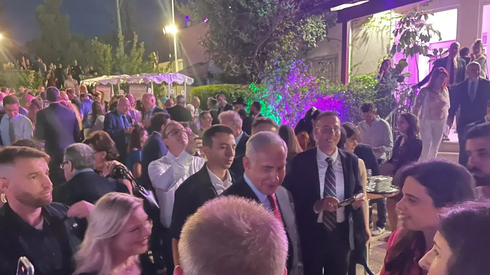 איילת שקד ובנימין נתניהו בפגישה לציון 70 שנה למלכה אליזבת בבית השגריר הבריטי ברמת גן. 8 ביוני 2022 איילת שקד ובנימין נתניהו בפגישה לציון 70 שנה למלכה אליזבת בבית השגריר הבריטי ברמת גן. 8 ביוני 2022