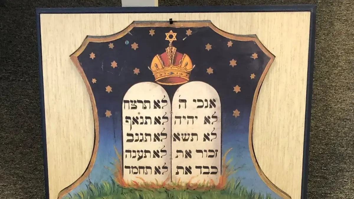 העתק של עיטור ארון קודש מבית כנסת בצ'רנוביץ, רומניה, מאוסף החפצים של יד ושם שהעניק יו"ר יד ושם דני דיין לאפיפיור פרנציסקוס בוותיקן, 9 ביוני 2022 העתק של עיטור ארון קודש מבית כנסת בצ'רנוביץ, רומניה, מאוסף החפצים של יד ושם שהעניק יו"ר יד ושם דני דיין לאפיפיור פרנציסקוס בוותיקן, 9 ביוני 2022