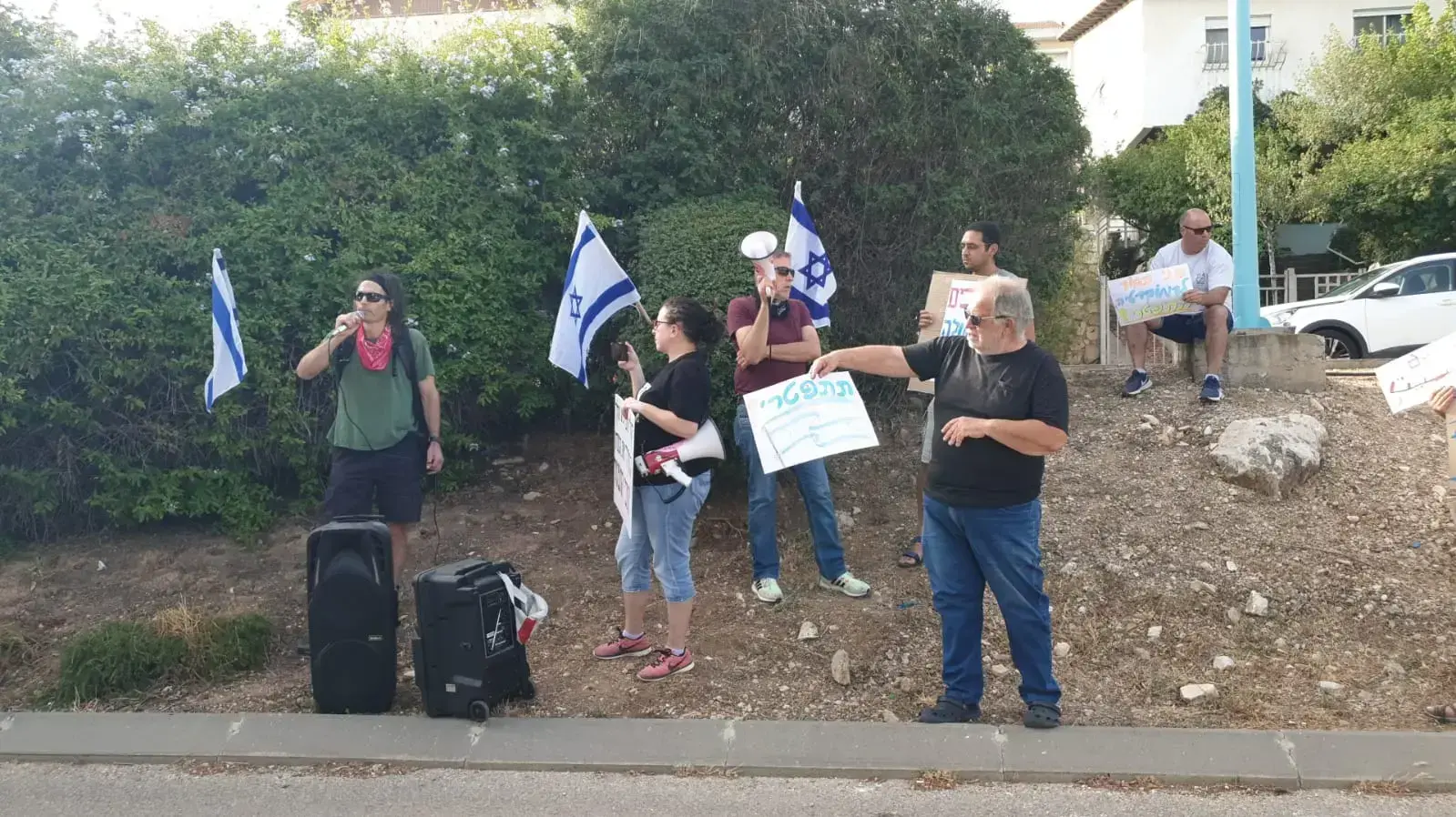 מפגיני מרכז שמאל מול ביתה של ח"כ זועבר ממרצ. 11 ביוני 2022 מפגיני מרכז שמאל מול ביתה של ח"כ זועבר ממרצ. 11 ביוני 2022