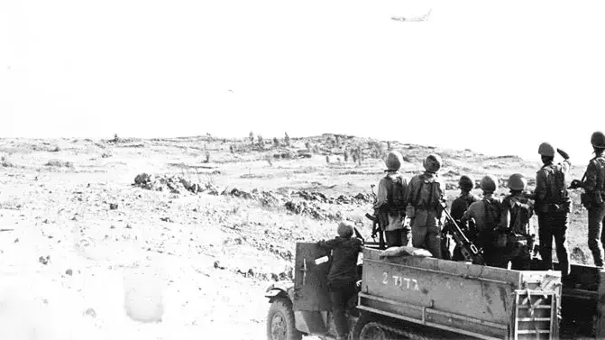 חיילי סיירת מטכ"ל מסתכלים על מטוסים מפציצים את סיני