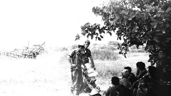 אהוד ברק מתדרך את כוחות הלוחמים לקראת פשיטת לילה על שדות התעופה הצבאיים במצרים אהוד ברק מתדרך את כוחות הלוחמים לקראת פשיטת לילה על שדות התעופה הצבאיים במצרים