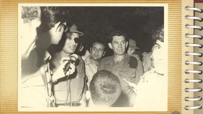אלוף פיקוד צפון דוד אלעזר ושר הביטחון משה דיין