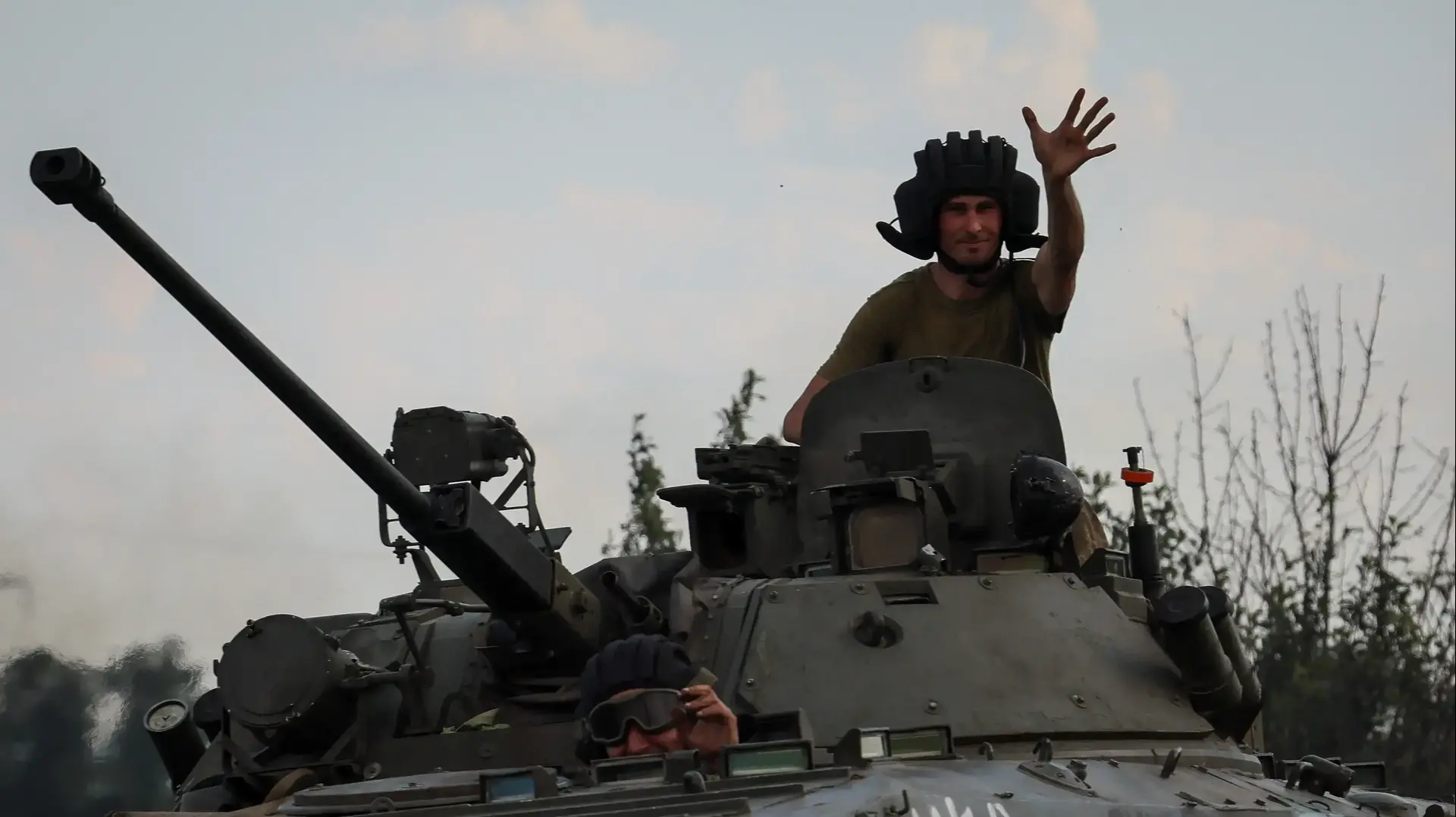 המתקפה של רוסיה על אוקראינה נמשכת, באזור דונייצק, איש שירות אוקראיני מגיב כשהוא נוסע על רכב קרב חי"ר 12 ביוני 2022. המתקפה של רוסיה על אוקראינה נמשכת, באזור דונייצק, איש שירות אוקראיני מגיב כשהוא נוסע על רכב קרב חי"ר 12 ביוני 2022.