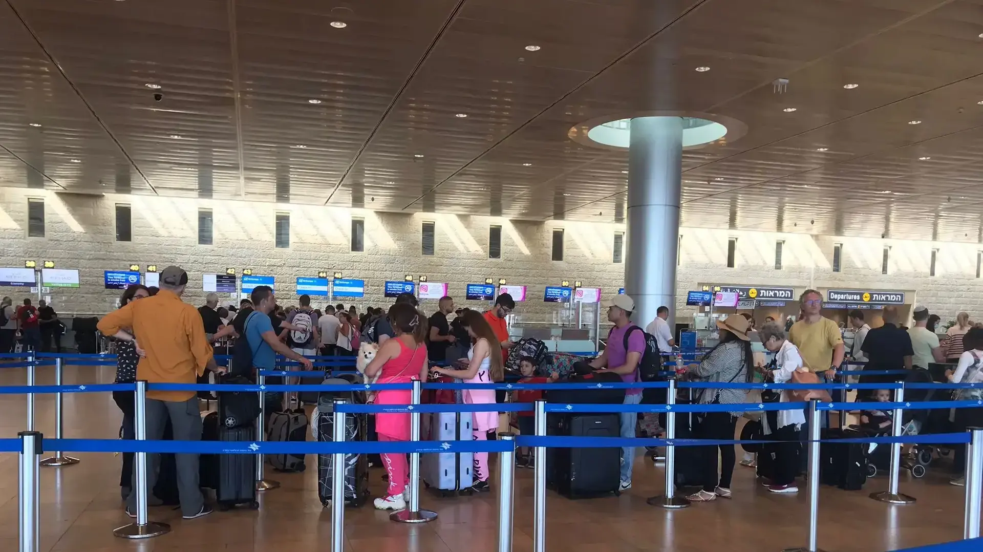 נוסעים בשדה התעופה בן גוריון לקראת טיסה לטורקיה בצל האיומיים הבטחוניים על ישראלים נוסעים בשדה התעופה בן גוריון לקראת טיסה לטורקיה בצל האיומיים הבטחוניים על ישראלים