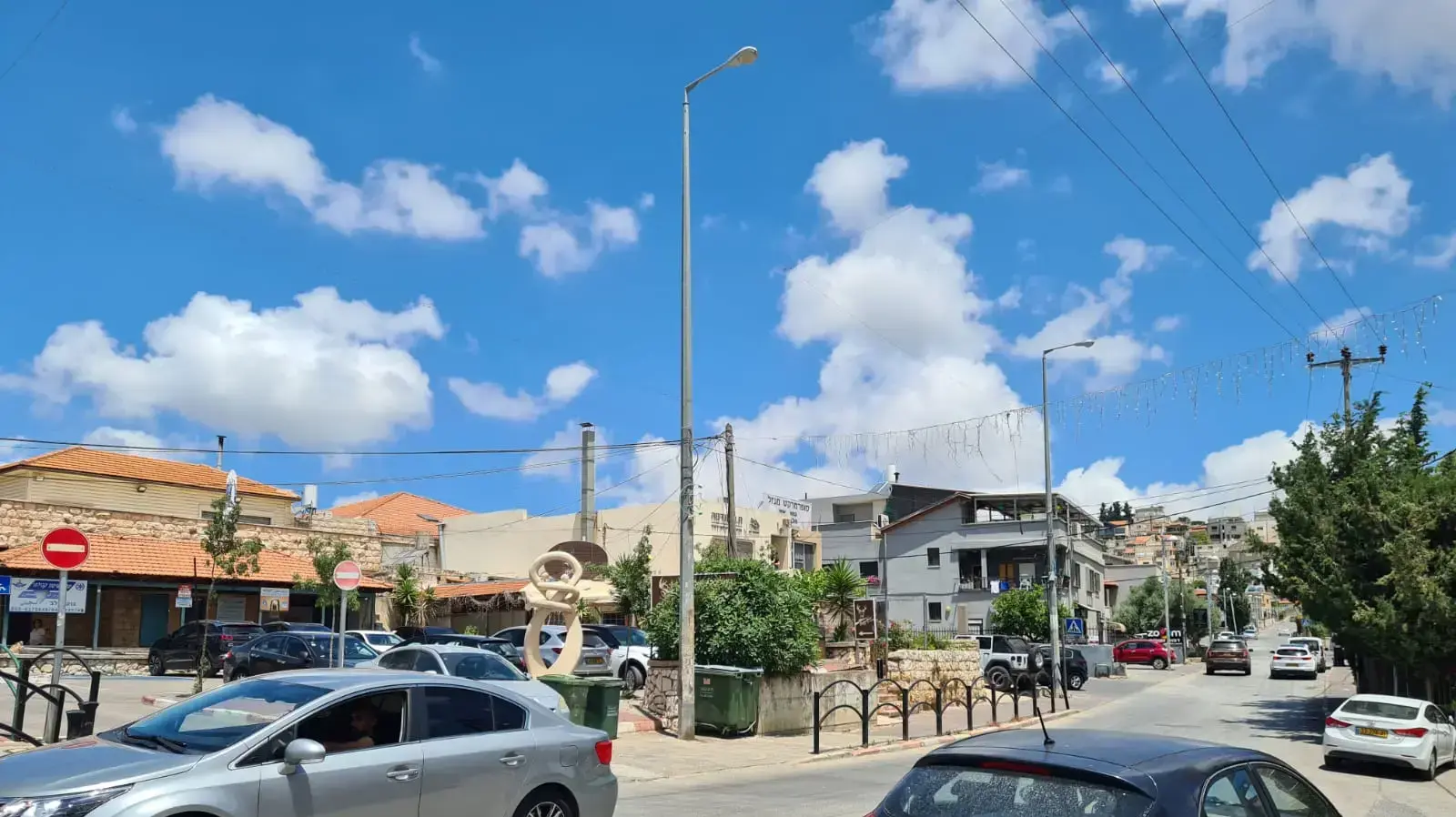 רחוב ראשי בגוש חלב. משמאל נקודת שיטור קהילתי ומימין רחב חונה בפתחו של בית שנשדד רחוב ראשי בגוש חלב. משמאל נקודת שיטור קהילתי ומימין רחב חונה בפתחו של בית שנשדד
