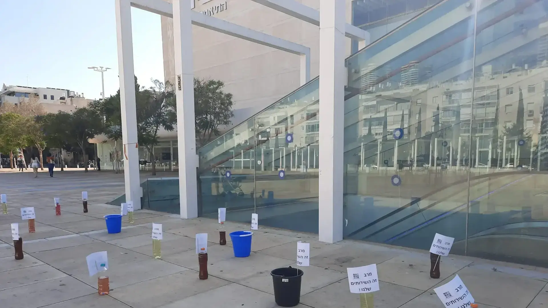 מחאת נהגי האוטובוסים | מיצג מחאה של בקבוקי שתן ודליים בכיכר הבימה, ת"א 16 ביוני 2022 מחאת נהגי האוטובוסים | מיצג מחאה של בקבוקי שתן ודליים בכיכר הבימה, ת"א 16 ביוני 2022