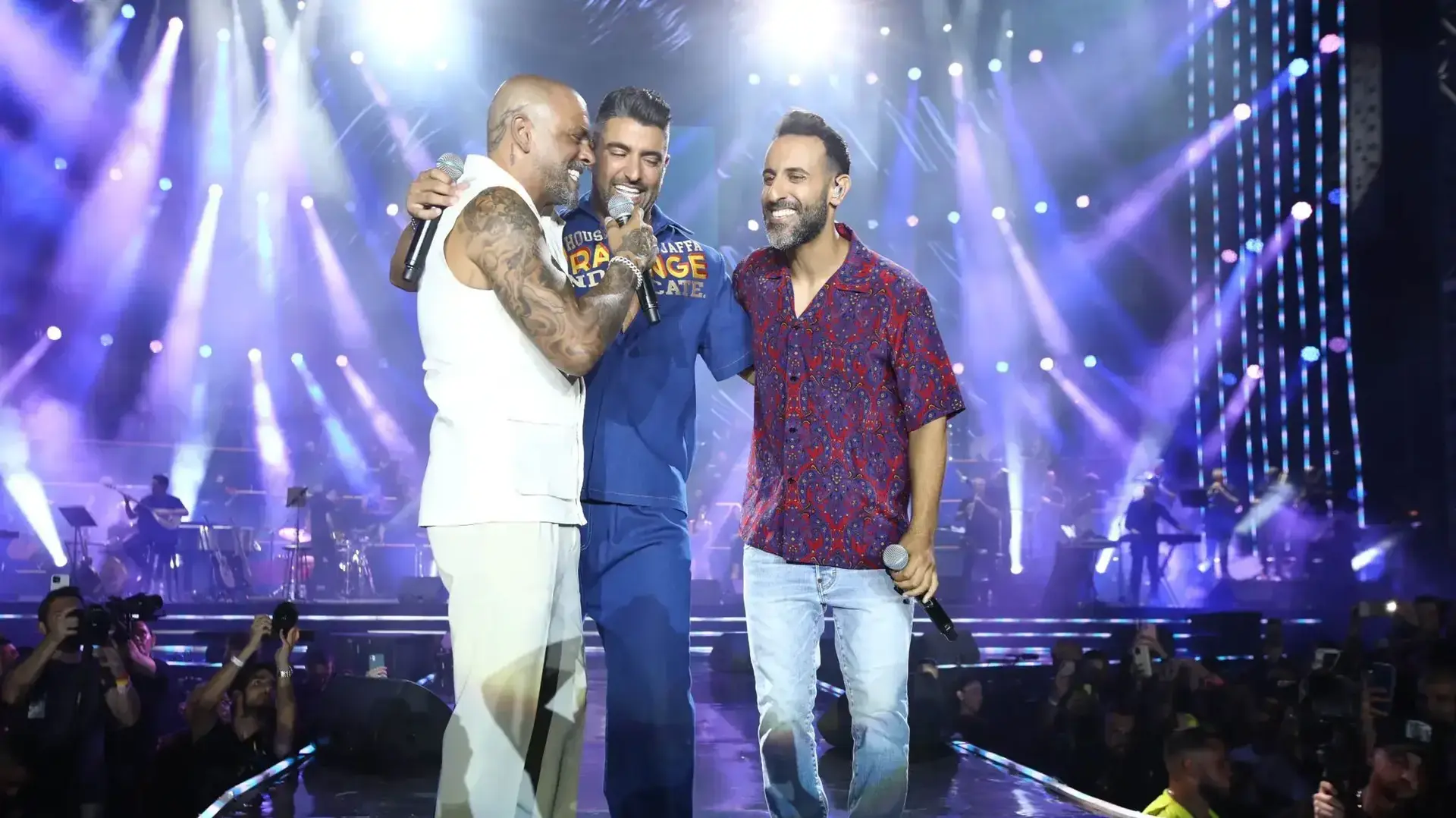 אייל גולן, משה פרץ ודודו אהרון שרים את "רוקדת בלילות" באצטדיון בלומפילד, 16 ביוני 2022