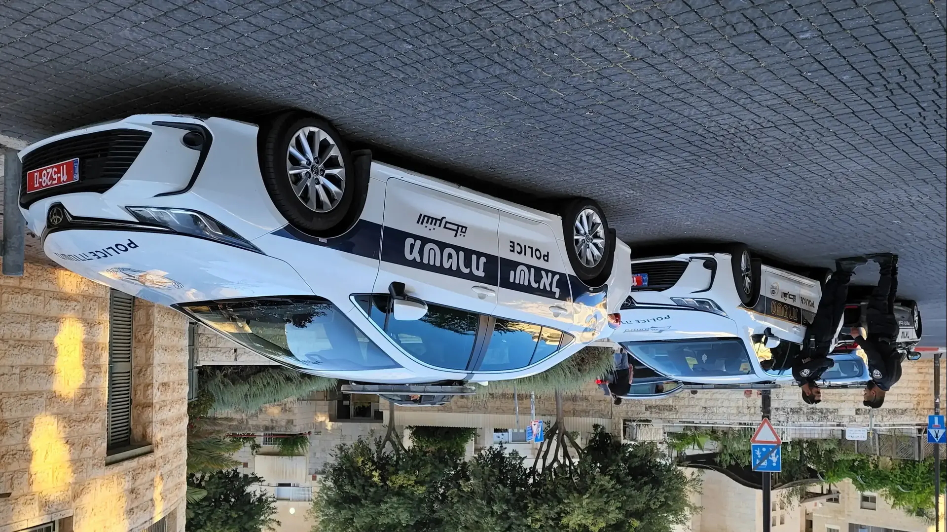 ניידות משטרה לקראת מחאת אוהדי בית"ר ירושלים מול ביתה של סיגלית סייג